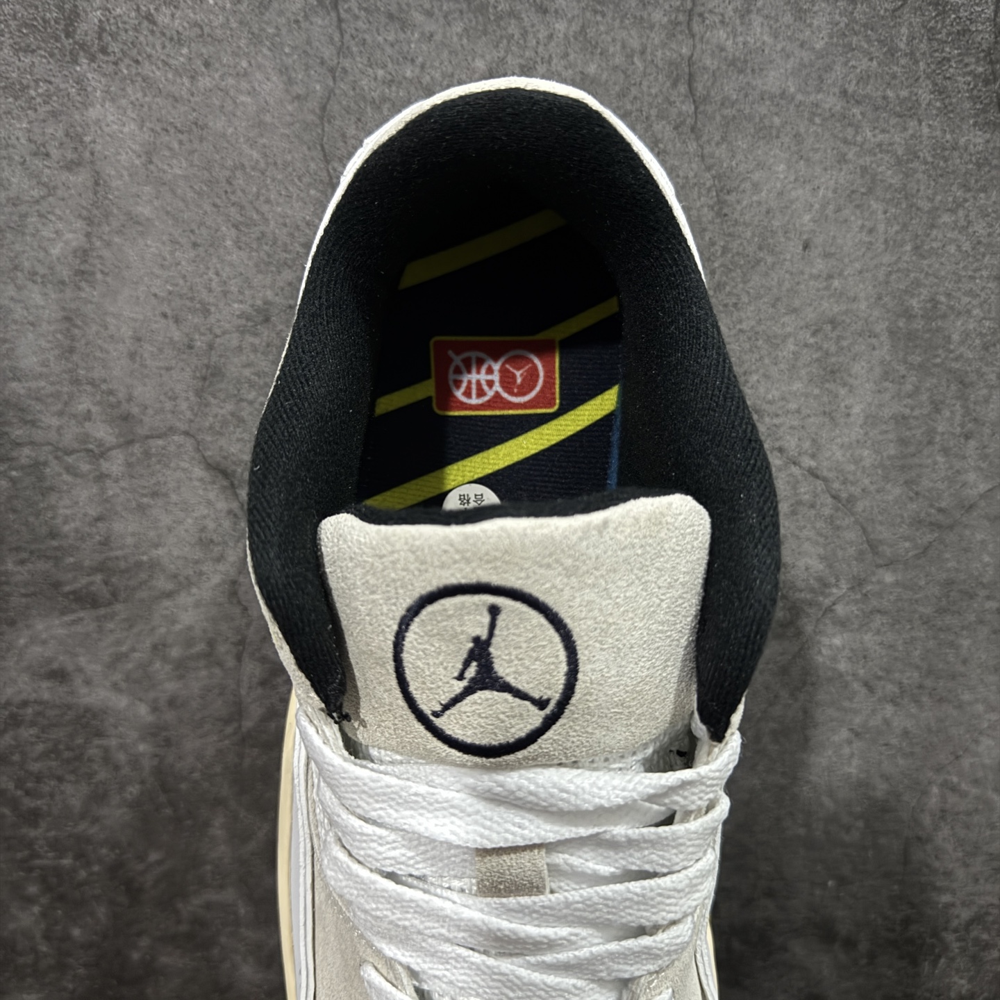 图片[8]-【纯原版】Air Jordan Retro Flight Court SP低帮 AJ低邦 乔丹篮球鞋系列 目前市场最正确版本 头层翻毛＋头层皮 区别市场通货 正确针织鞋码效果 版型完美 正确私模大底 鞋款整体以翻毛皮打造，搭配侧身头层皮面框架，鞋舌及后跟Jumpman Logo分别采用刺绣点缀，后跟侧身Flighth字样也辅以刺绣呈现，秉承轻量化的速度型篮球鞋设计思想完成设计，降低重量的同时提升舒适度，中底延续前作使用了分离式后掌可视化Air Soleb气垫。鞋带孔和后跟鞋提以籃网为造型灵感，将篮球运动巧妙融入到鞋款的设计之中，使鞋身整体富有流动性、节奏感和优雅气质。 货号：IB8838-107 尺码：36 36.5 37.5 38 38.5 39 40 40.5 41 42 42.5 43 44 44.5 45-选品中心