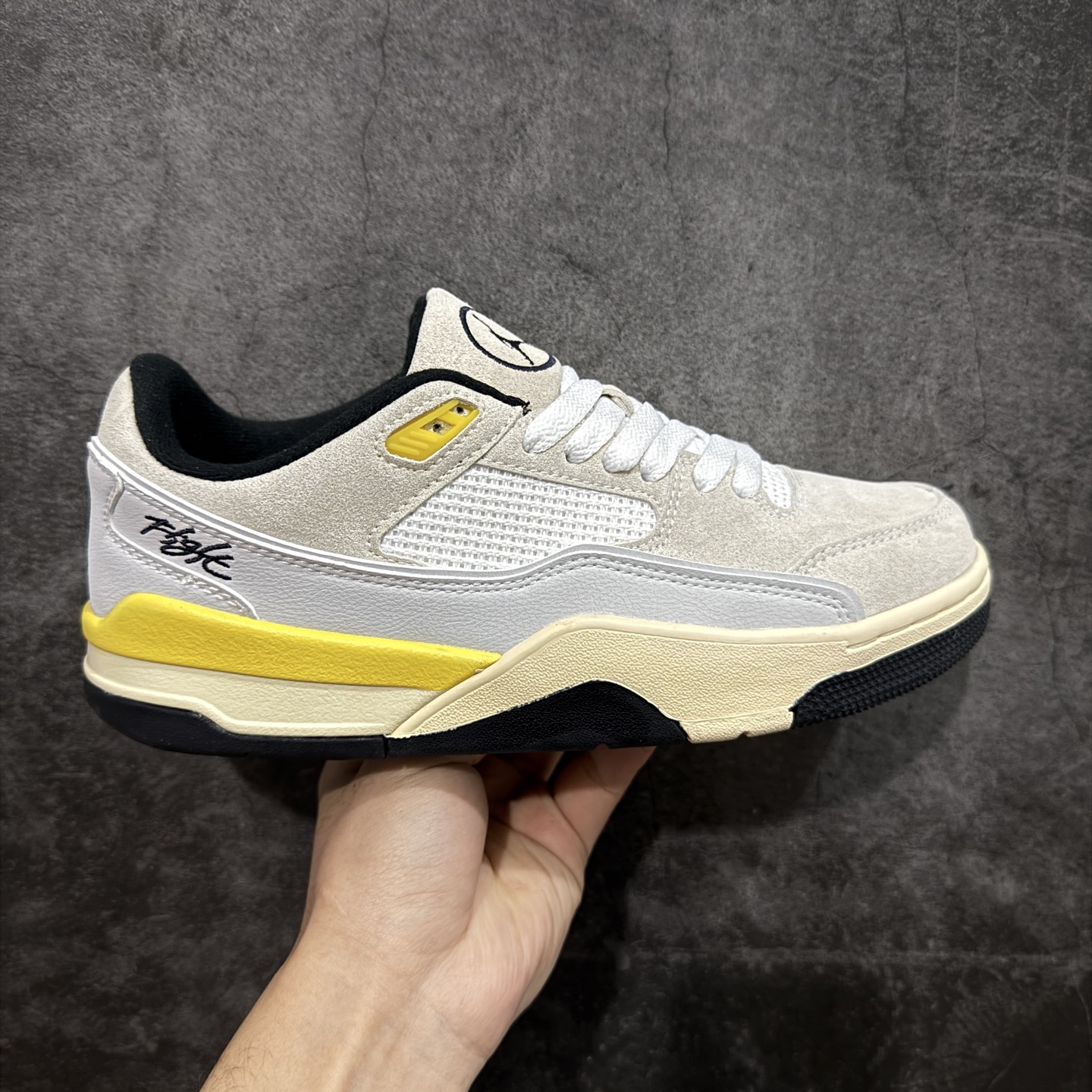 【纯原版】Air Jordan Retro Flight Court SP低帮 AJ低邦 乔丹篮球鞋系列 目前市场最正确版本 头层翻毛＋头层皮 区别市场通货 正确针织鞋码效果 版型完美 正确私模大底 鞋款整体以翻毛皮打造，搭配侧身头层皮面框架，鞋舌及后跟Jumpman Logo分别采用刺绣点缀，后跟侧身Flighth字样也辅以刺绣呈现，秉承轻量化的速度型篮球鞋设计思想完成设计，降低重量的同时提升舒适度，中底延续前作使用了分离式后掌可视化Air Soleb气垫。鞋带孔和后跟鞋提以籃网为造型灵感，将篮球运动巧妙融入到鞋款的设计之中，使鞋身整体富有流动性、节奏感和优雅气质。 货号：IB8838-107 尺码：36 36.5 37.5 38 38.5 39 40 40.5 41 42 42.5 43 44 44.5 45-选品中心