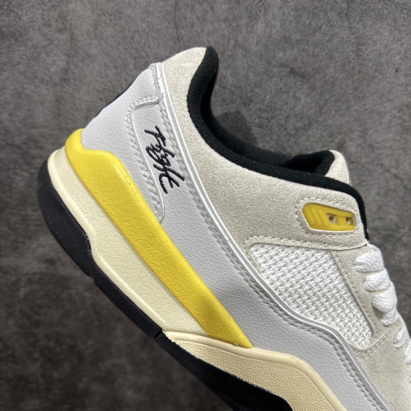 图片[7]-【纯原版】Air Jordan Retro Flight Court SP低帮 AJ低邦 乔丹篮球鞋系列 目前市场最正确版本 头层翻毛＋头层皮 区别市场通货 正确针织鞋码效果 版型完美 正确私模大底 鞋款整体以翻毛皮打造，搭配侧身头层皮面框架，鞋舌及后跟Jumpman Logo分别采用刺绣点缀，后跟侧身Flighth字样也辅以刺绣呈现，秉承轻量化的速度型篮球鞋设计思想完成设计，降低重量的同时提升舒适度，中底延续前作使用了分离式后掌可视化Air Soleb气垫。鞋带孔和后跟鞋提以籃网为造型灵感，将篮球运动巧妙融入到鞋款的设计之中，使鞋身整体富有流动性、节奏感和优雅气质。 货号：IB8838-107 尺码：36 36.5 37.5 38 38.5 39 40 40.5 41 42 42.5 43 44 44.5 45-选品中心