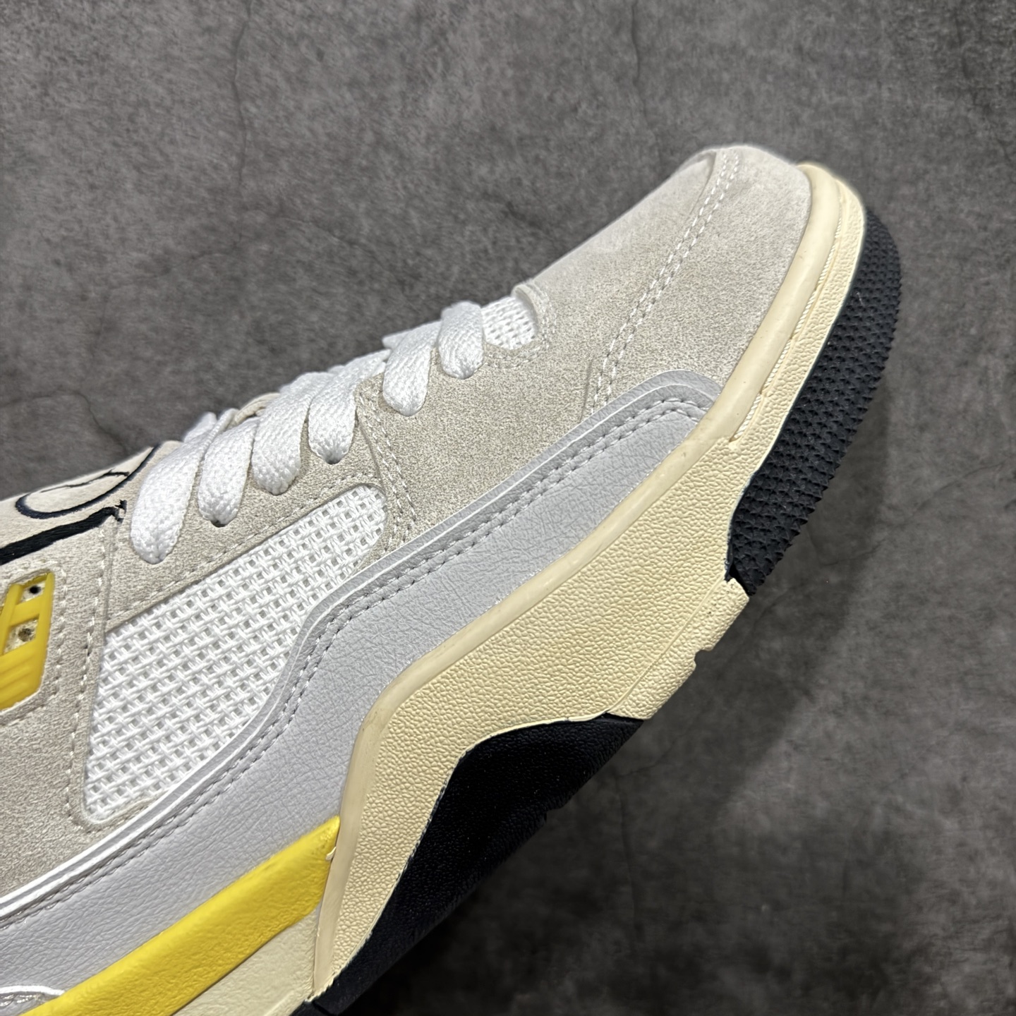 图片[6]-【纯原版】Air Jordan Retro Flight Court SP低帮 AJ低邦 乔丹篮球鞋系列 目前市场最正确版本 头层翻毛＋头层皮 区别市场通货 正确针织鞋码效果 版型完美 正确私模大底 鞋款整体以翻毛皮打造，搭配侧身头层皮面框架，鞋舌及后跟Jumpman Logo分别采用刺绣点缀，后跟侧身Flighth字样也辅以刺绣呈现，秉承轻量化的速度型篮球鞋设计思想完成设计，降低重量的同时提升舒适度，中底延续前作使用了分离式后掌可视化Air Soleb气垫。鞋带孔和后跟鞋提以籃网为造型灵感，将篮球运动巧妙融入到鞋款的设计之中，使鞋身整体富有流动性、节奏感和优雅气质。 货号：IB8838-107 尺码：36 36.5 37.5 38 38.5 39 40 40.5 41 42 42.5 43 44 44.5 45-选品中心