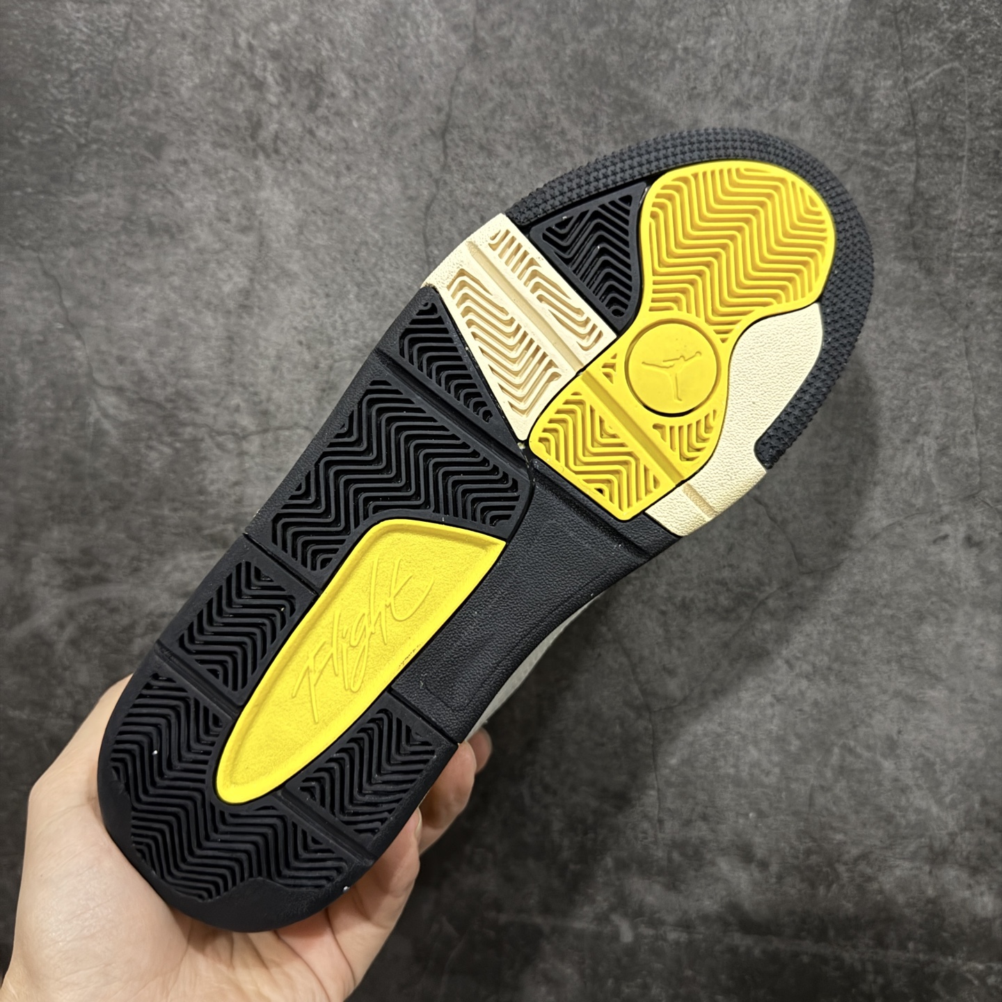 图片[9]-【纯原版】Air Jordan Retro Flight Court SP低帮 AJ低邦 乔丹篮球鞋系列 目前市场最正确版本 头层翻毛＋头层皮 区别市场通货 正确针织鞋码效果 版型完美 正确私模大底 鞋款整体以翻毛皮打造，搭配侧身头层皮面框架，鞋舌及后跟Jumpman Logo分别采用刺绣点缀，后跟侧身Flighth字样也辅以刺绣呈现，秉承轻量化的速度型篮球鞋设计思想完成设计，降低重量的同时提升舒适度，中底延续前作使用了分离式后掌可视化Air Soleb气垫。鞋带孔和后跟鞋提以籃网为造型灵感，将篮球运动巧妙融入到鞋款的设计之中，使鞋身整体富有流动性、节奏感和优雅气质。 货号：IB8838-107 尺码：36 36.5 37.5 38 38.5 39 40 40.5 41 42 42.5 43 44 44.5 45-选品中心