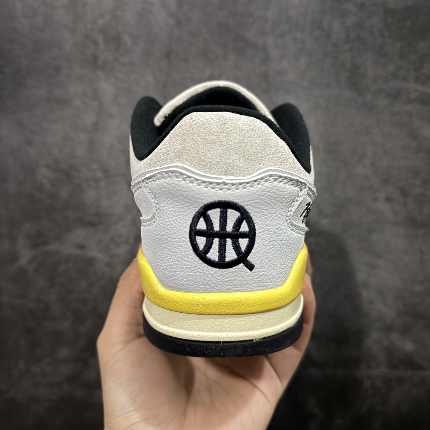 图片[4]-【纯原版】Air Jordan Retro Flight Court SP低帮 AJ低邦 乔丹篮球鞋系列 目前市场最正确版本 头层翻毛＋头层皮 区别市场通货 正确针织鞋码效果 版型完美 正确私模大底 鞋款整体以翻毛皮打造，搭配侧身头层皮面框架，鞋舌及后跟Jumpman Logo分别采用刺绣点缀，后跟侧身Flighth字样也辅以刺绣呈现，秉承轻量化的速度型篮球鞋设计思想完成设计，降低重量的同时提升舒适度，中底延续前作使用了分离式后掌可视化Air Soleb气垫。鞋带孔和后跟鞋提以籃网为造型灵感，将篮球运动巧妙融入到鞋款的设计之中，使鞋身整体富有流动性、节奏感和优雅气质。 货号：IB8838-107 尺码：36 36.5 37.5 38 38.5 39 40 40.5 41 42 42.5 43 44 44.5 45-选品中心