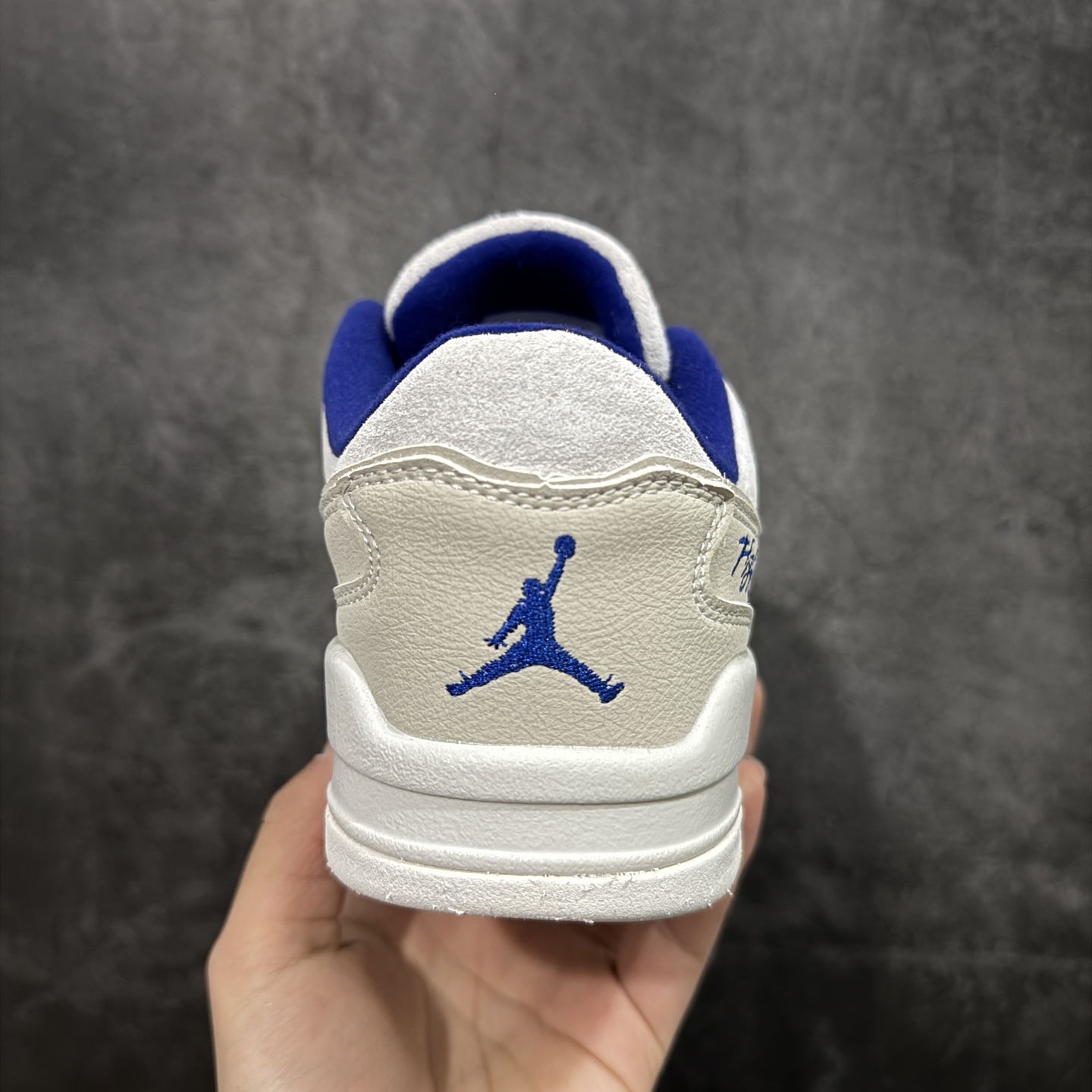 图片[4]-【纯原版】Air Jordan Retro Flight Court SP低帮 AJ低邦 乔丹篮球鞋系列 目前市场最正确版本 头层翻毛＋头层皮 区别市场通货 正确针织鞋码效果 版型完美 正确私模大底 鞋款整体以翻毛皮打造，搭配侧身头层皮面框架，鞋舌及后跟Jumpman Logo分别采用刺绣点缀，后跟侧身Flighth字样也辅以刺绣呈现，秉承轻量化的速度型篮球鞋设计思想完成设计，降低重量的同时提升舒适度，中底延续前作使用了分离式后掌可视化Air Soleb气垫。鞋带孔和后跟鞋提以籃网为造型灵感，将篮球运动巧妙融入到鞋款的设计之中，使鞋身整体富有流动性、节奏感和优雅气质。 货号：HF3255-005 尺码：36 36.5 37.5 38 38.5 39 40 40.5 41 42 42.5 43 44 44.5 45-选品中心