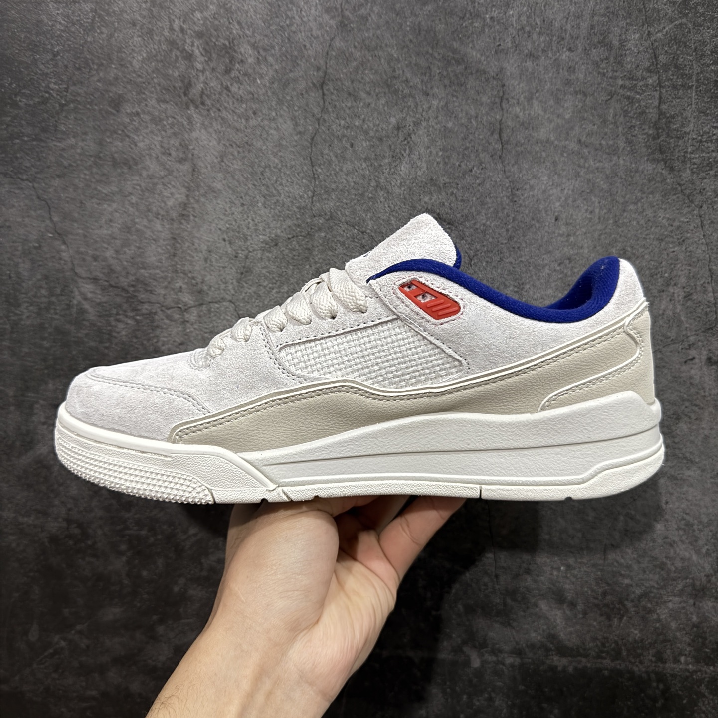 图片[2]-【纯原版】Air Jordan Retro Flight Court SP低帮 AJ低邦 乔丹篮球鞋系列 目前市场最正确版本 头层翻毛＋头层皮 区别市场通货 正确针织鞋码效果 版型完美 正确私模大底 鞋款整体以翻毛皮打造，搭配侧身头层皮面框架，鞋舌及后跟Jumpman Logo分别采用刺绣点缀，后跟侧身Flighth字样也辅以刺绣呈现，秉承轻量化的速度型篮球鞋设计思想完成设计，降低重量的同时提升舒适度，中底延续前作使用了分离式后掌可视化Air Soleb气垫。鞋带孔和后跟鞋提以籃网为造型灵感，将篮球运动巧妙融入到鞋款的设计之中，使鞋身整体富有流动性、节奏感和优雅气质。 货号：HF3255-005 尺码：36 36.5 37.5 38 38.5 39 40 40.5 41 42 42.5 43 44 44.5 45-选品中心