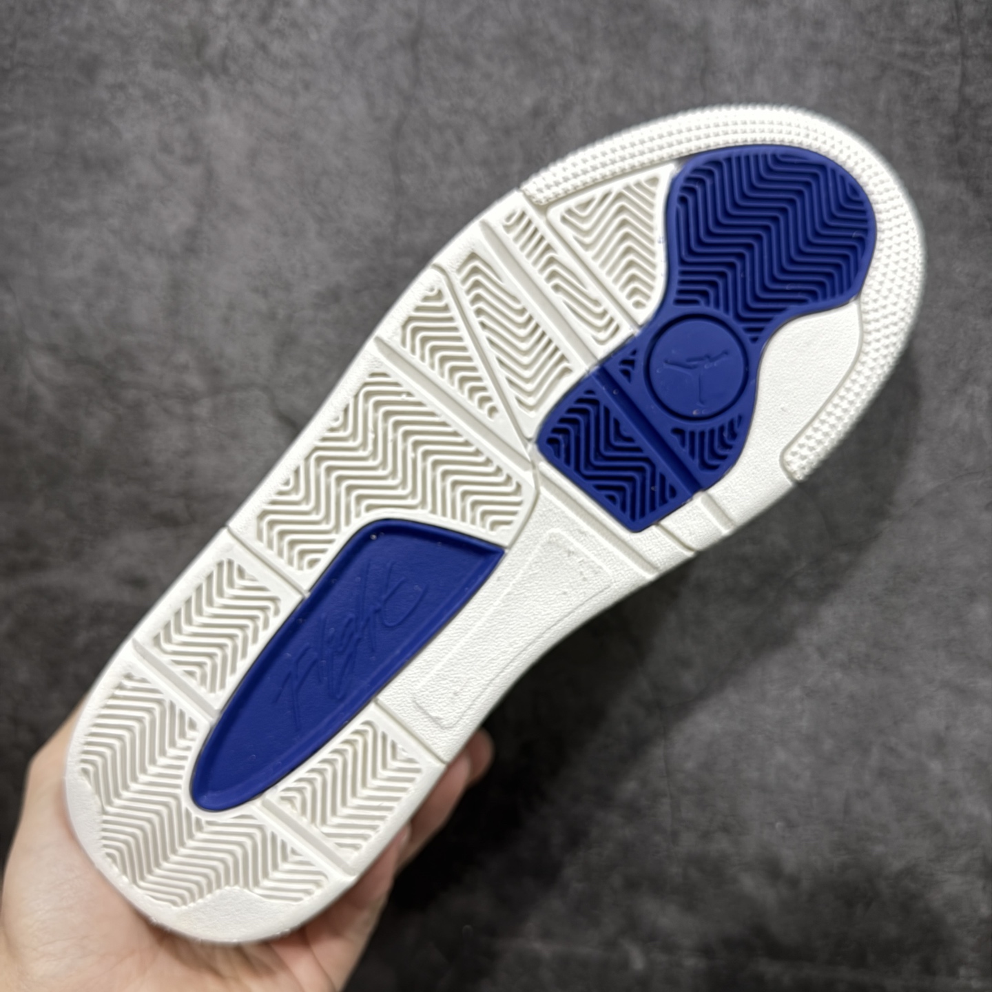 图片[9]-【纯原版】Air Jordan Retro Flight Court SP低帮 AJ低邦 乔丹篮球鞋系列 目前市场最正确版本 头层翻毛＋头层皮 区别市场通货 正确针织鞋码效果 版型完美 正确私模大底 鞋款整体以翻毛皮打造，搭配侧身头层皮面框架，鞋舌及后跟Jumpman Logo分别采用刺绣点缀，后跟侧身Flighth字样也辅以刺绣呈现，秉承轻量化的速度型篮球鞋设计思想完成设计，降低重量的同时提升舒适度，中底延续前作使用了分离式后掌可视化Air Soleb气垫。鞋带孔和后跟鞋提以籃网为造型灵感，将篮球运动巧妙融入到鞋款的设计之中，使鞋身整体富有流动性、节奏感和优雅气质。 货号：HF3255-005 尺码：36 36.5 37.5 38 38.5 39 40 40.5 41 42 42.5 43 44 44.5 45-选品中心