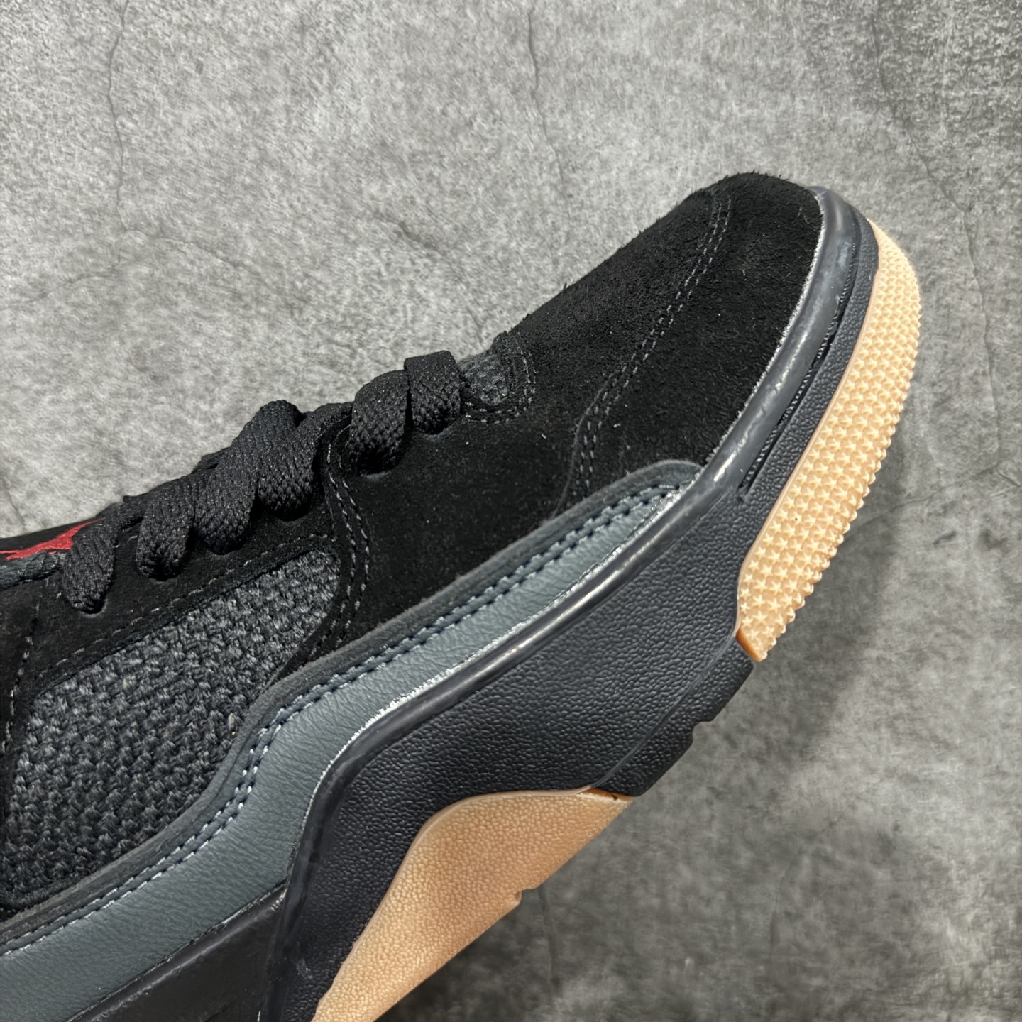 图片[6]-【纯原版】Air Jordan Retro Flight Court SP低帮 AJ低邦 乔丹篮球鞋系列 目前市场最正确版本 头层翻毛＋头层皮 区别市场通货 正确针织鞋码效果 版型完美 正确私模大底 鞋款整体以翻毛皮打造，搭配侧身头层皮面框架，鞋舌及后跟Jumpman Logo分别采用刺绣点缀，后跟侧身Flighth字样也辅以刺绣呈现，秉承轻量化的速度型篮球鞋设计思想完成设计，降低重量的同时提升舒适度，中底延续前作使用了分离式后掌可视化Air Soleb气垫。鞋带孔和后跟鞋提以籃网为造型灵感，将篮球运动巧妙融入到鞋款的设计之中，使鞋身整体富有流动性、节奏感和优雅气质。 货号：HF3255-001 尺码：36 36.5 37.5 38 38.5 39 40 40.5 41 42 42.5 43 44 44.5 45-选品中心