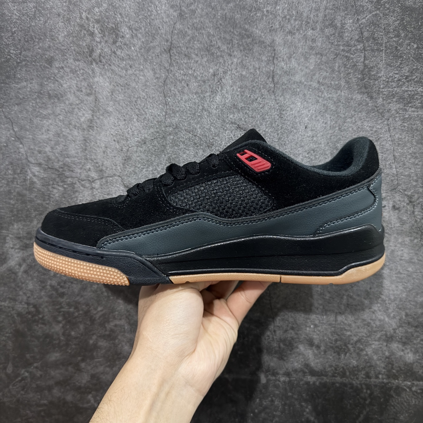 图片[2]-【纯原版】Air Jordan Retro Flight Court SP低帮 AJ低邦 乔丹篮球鞋系列 目前市场最正确版本 头层翻毛＋头层皮 区别市场通货 正确针织鞋码效果 版型完美 正确私模大底 鞋款整体以翻毛皮打造，搭配侧身头层皮面框架，鞋舌及后跟Jumpman Logo分别采用刺绣点缀，后跟侧身Flighth字样也辅以刺绣呈现，秉承轻量化的速度型篮球鞋设计思想完成设计，降低重量的同时提升舒适度，中底延续前作使用了分离式后掌可视化Air Soleb气垫。鞋带孔和后跟鞋提以籃网为造型灵感，将篮球运动巧妙融入到鞋款的设计之中，使鞋身整体富有流动性、节奏感和优雅气质。 货号：HF3255-001 尺码：36 36.5 37.5 38 38.5 39 40 40.5 41 42 42.5 43 44 44.5 45-选品中心