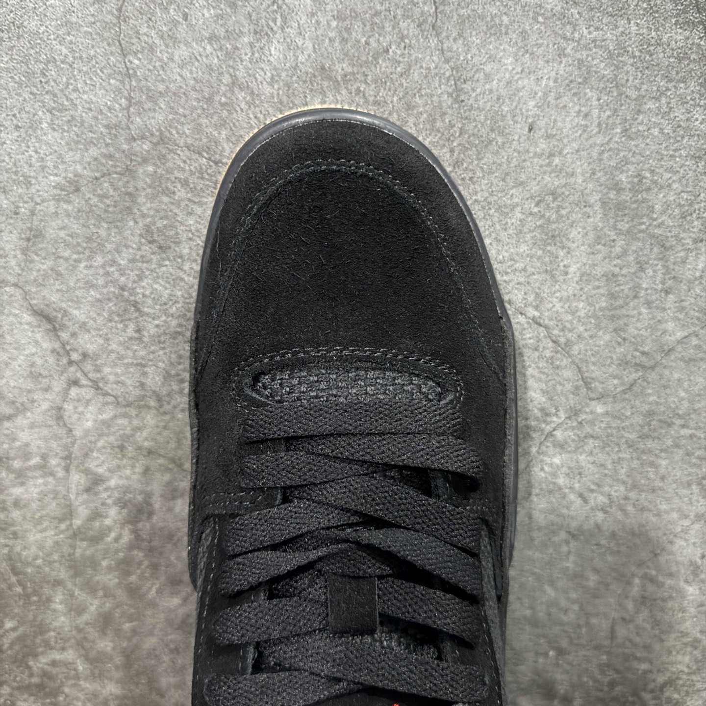 图片[5]-【纯原版】Air Jordan Retro Flight Court SP低帮 AJ低邦 乔丹篮球鞋系列 目前市场最正确版本 头层翻毛＋头层皮 区别市场通货 正确针织鞋码效果 版型完美 正确私模大底 鞋款整体以翻毛皮打造，搭配侧身头层皮面框架，鞋舌及后跟Jumpman Logo分别采用刺绣点缀，后跟侧身Flighth字样也辅以刺绣呈现，秉承轻量化的速度型篮球鞋设计思想完成设计，降低重量的同时提升舒适度，中底延续前作使用了分离式后掌可视化Air Soleb气垫。鞋带孔和后跟鞋提以籃网为造型灵感，将篮球运动巧妙融入到鞋款的设计之中，使鞋身整体富有流动性、节奏感和优雅气质。 货号：HF3255-001 尺码：36 36.5 37.5 38 38.5 39 40 40.5 41 42 42.5 43 44 44.5 45-选品中心