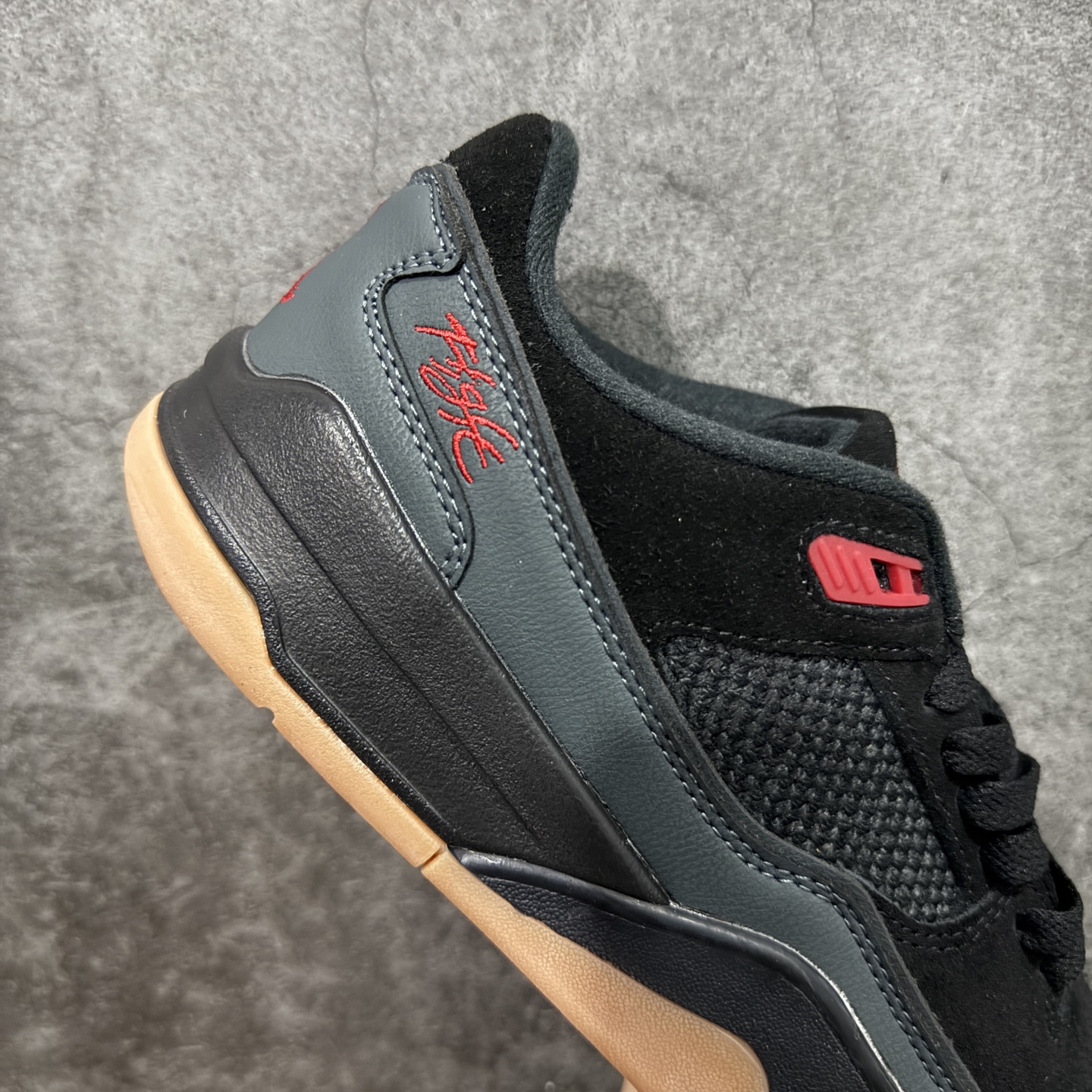 图片[7]-【纯原版】Air Jordan Retro Flight Court SP低帮 AJ低邦 乔丹篮球鞋系列 目前市场最正确版本 头层翻毛＋头层皮 区别市场通货 正确针织鞋码效果 版型完美 正确私模大底 鞋款整体以翻毛皮打造，搭配侧身头层皮面框架，鞋舌及后跟Jumpman Logo分别采用刺绣点缀，后跟侧身Flighth字样也辅以刺绣呈现，秉承轻量化的速度型篮球鞋设计思想完成设计，降低重量的同时提升舒适度，中底延续前作使用了分离式后掌可视化Air Soleb气垫。鞋带孔和后跟鞋提以籃网为造型灵感，将篮球运动巧妙融入到鞋款的设计之中，使鞋身整体富有流动性、节奏感和优雅气质。 货号：HF3255-001 尺码：36 36.5 37.5 38 38.5 39 40 40.5 41 42 42.5 43 44 44.5 45-选品中心