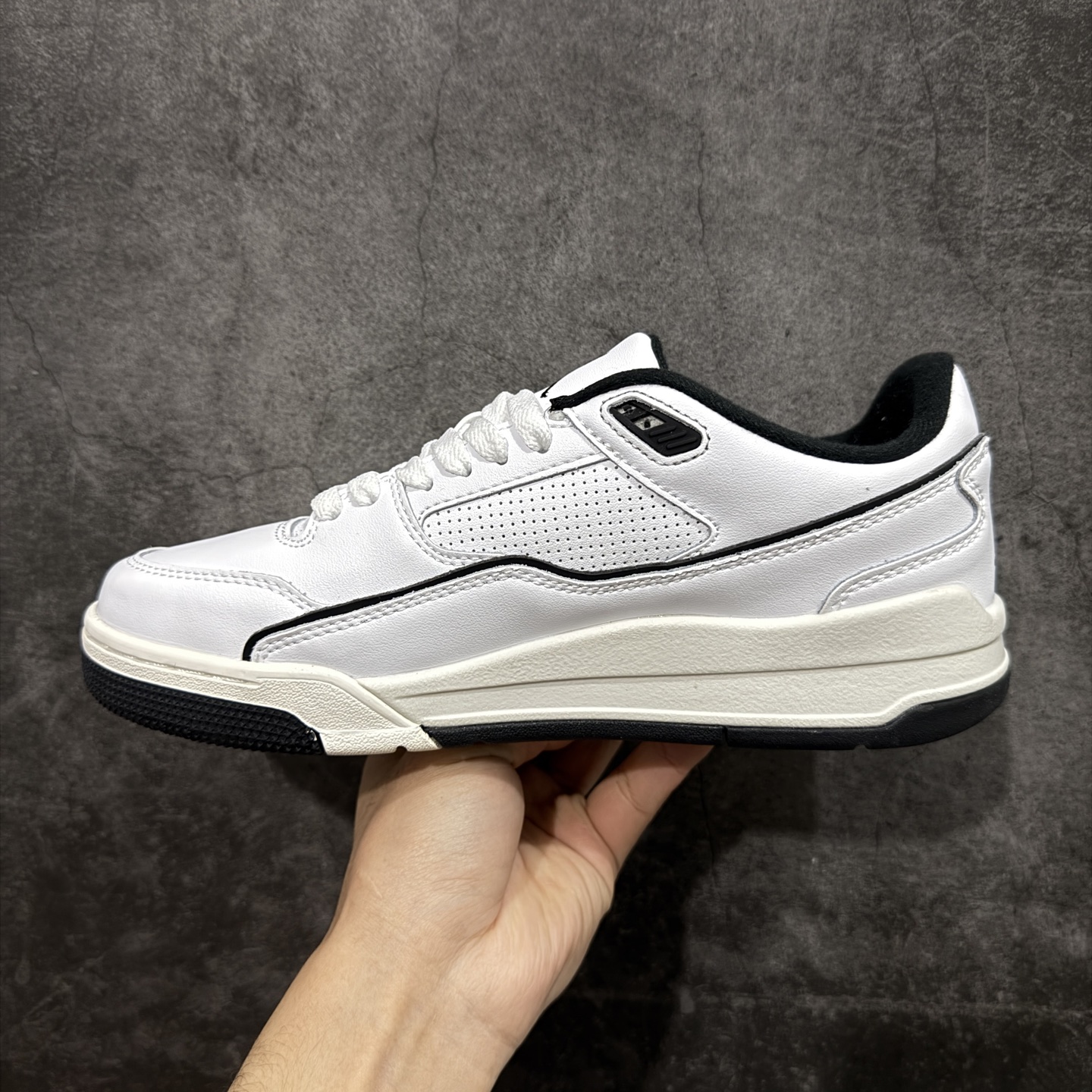 图片[2]-【纯原版】Air Jordan Retro Flight Court SP低帮 AJ低邦 乔丹篮球鞋系列 目前市场最正确版本 头层翻毛＋头层皮 区别市场通货 正确针织鞋码效果 版型完美 正确私模大底 鞋款整体以翻毛皮打造，搭配侧身头层皮面框架，鞋舌及后跟Jumpman Logo分别采用刺绣点缀，后跟侧身Flighth字样也辅以刺绣呈现，秉承轻量化的速度型篮球鞋设计思想完成设计，降低重量的同时提升舒适度，中底延续前作使用了分离式后掌可视化Air Soleb气垫。鞋带孔和后跟鞋提以籃网为造型灵感，将篮球运动巧妙融入到鞋款的设计之中，使鞋身整体富有流动性、节奏感和优雅气质。 货号：HF3255-100 尺码：36 36.5 37.5 38 38.5 39 40 40.5 41 42 42.5 43 44 44.5 45-选品中心