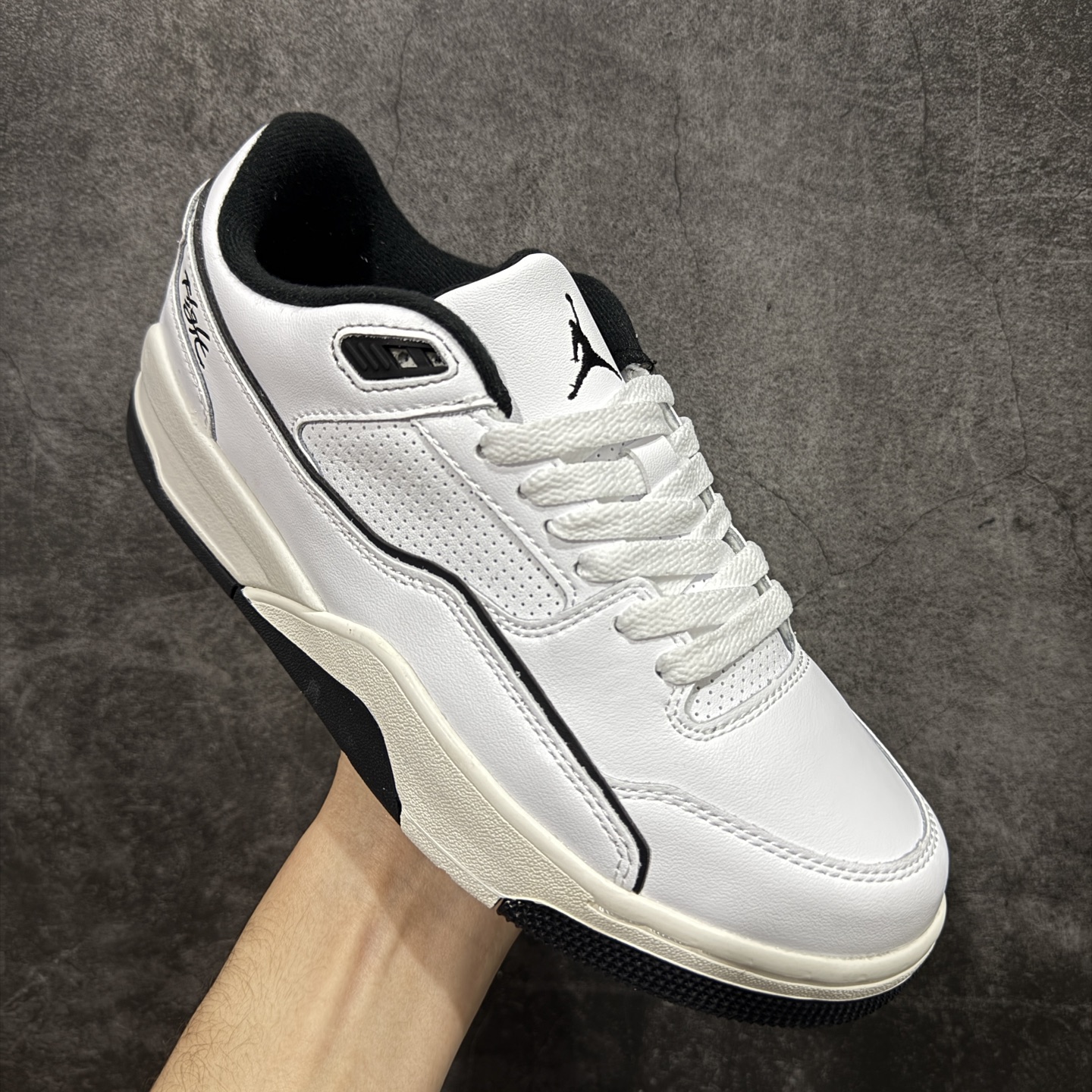 图片[3]-【纯原版】Air Jordan Retro Flight Court SP低帮 AJ低邦 乔丹篮球鞋系列 目前市场最正确版本 头层翻毛＋头层皮 区别市场通货 正确针织鞋码效果 版型完美 正确私模大底 鞋款整体以翻毛皮打造，搭配侧身头层皮面框架，鞋舌及后跟Jumpman Logo分别采用刺绣点缀，后跟侧身Flighth字样也辅以刺绣呈现，秉承轻量化的速度型篮球鞋设计思想完成设计，降低重量的同时提升舒适度，中底延续前作使用了分离式后掌可视化Air Soleb气垫。鞋带孔和后跟鞋提以籃网为造型灵感，将篮球运动巧妙融入到鞋款的设计之中，使鞋身整体富有流动性、节奏感和优雅气质。 货号：HF3255-100 尺码：36 36.5 37.5 38 38.5 39 40 40.5 41 42 42.5 43 44 44.5 45-选品中心