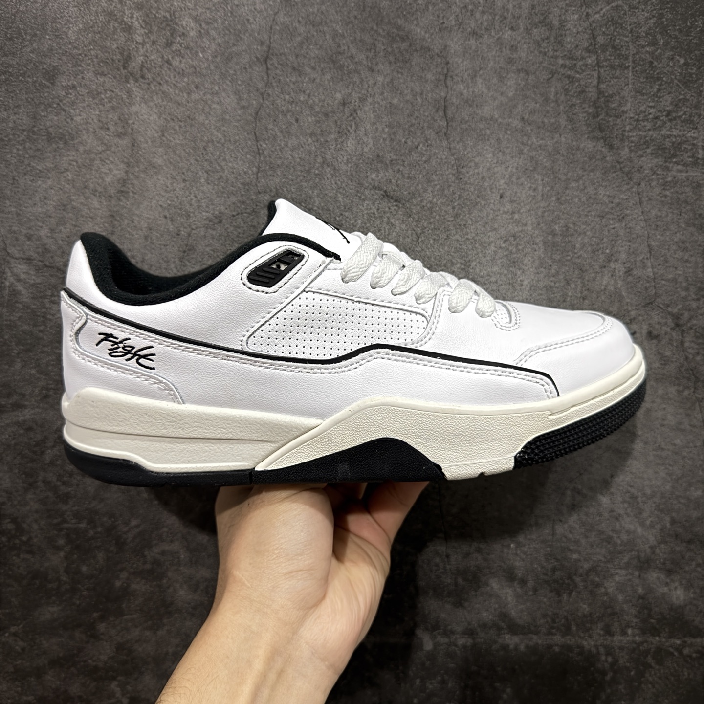 【纯原版】Air Jordan Retro Flight Court SP低帮 AJ低邦 乔丹篮球鞋系列 目前市场最正确版本 头层翻毛＋头层皮 区别市场通货 正确针织鞋码效果 版型完美 正确私模大底 鞋款整体以翻毛皮打造，搭配侧身头层皮面框架，鞋舌及后跟Jumpman Logo分别采用刺绣点缀，后跟侧身Flighth字样也辅以刺绣呈现，秉承轻量化的速度型篮球鞋设计思想完成设计，降低重量的同时提升舒适度，中底延续前作使用了分离式后掌可视化Air Soleb气垫。鞋带孔和后跟鞋提以籃网为造型灵感，将篮球运动巧妙融入到鞋款的设计之中，使鞋身整体富有流动性、节奏感和优雅气质。 货号：HF3255-100 尺码：36 36.5 37.5 38 38.5 39 40 40.5 41 42 42.5 43 44 44.5 45-选品中心