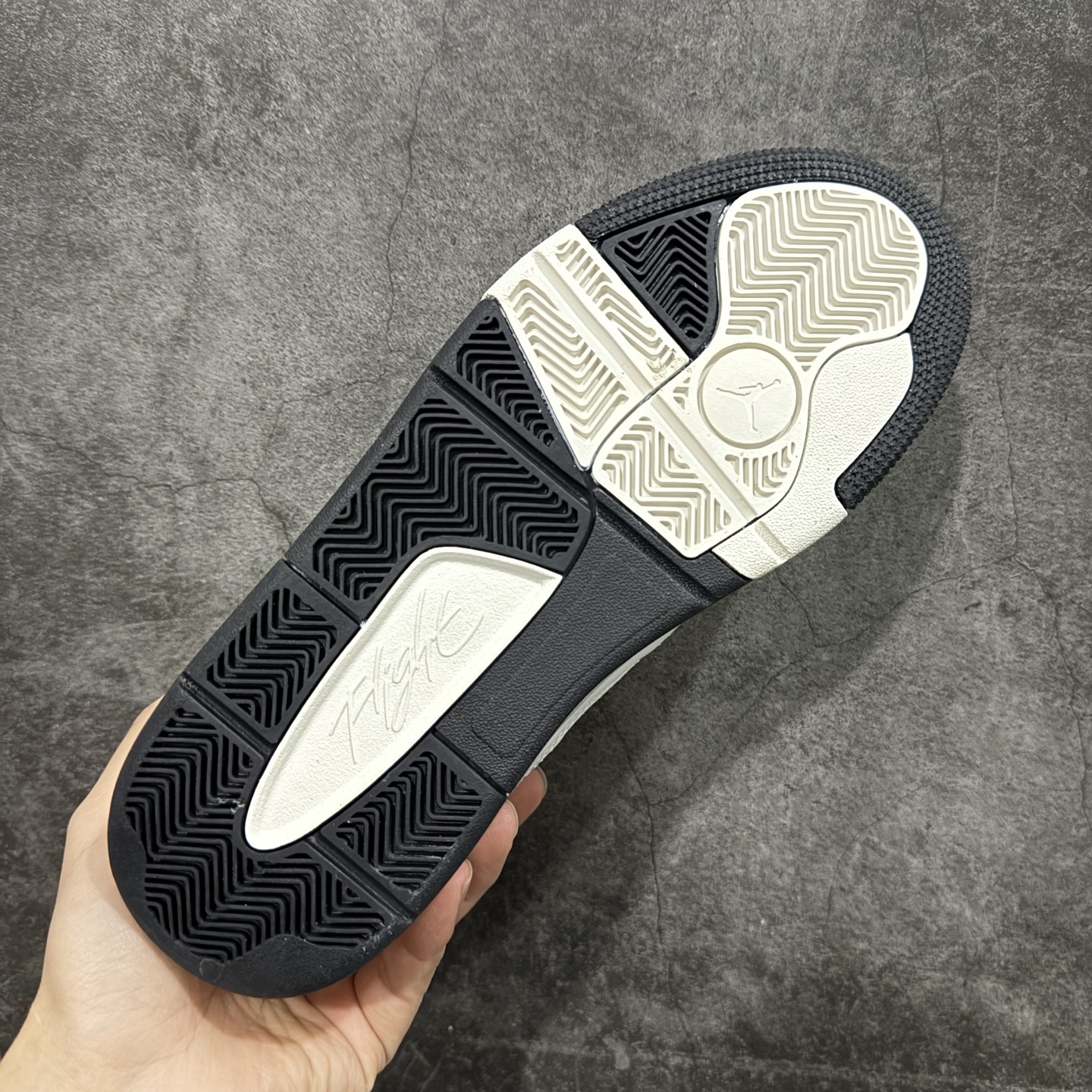 图片[9]-【纯原版】Air Jordan Retro Flight Court SP低帮 AJ低邦 乔丹篮球鞋系列 目前市场最正确版本 头层翻毛＋头层皮 区别市场通货 正确针织鞋码效果 版型完美 正确私模大底 鞋款整体以翻毛皮打造，搭配侧身头层皮面框架，鞋舌及后跟Jumpman Logo分别采用刺绣点缀，后跟侧身Flighth字样也辅以刺绣呈现，秉承轻量化的速度型篮球鞋设计思想完成设计，降低重量的同时提升舒适度，中底延续前作使用了分离式后掌可视化Air Soleb气垫。鞋带孔和后跟鞋提以籃网为造型灵感，将篮球运动巧妙融入到鞋款的设计之中，使鞋身整体富有流动性、节奏感和优雅气质。 货号：HF3255-100 尺码：36 36.5 37.5 38 38.5 39 40 40.5 41 42 42.5 43 44 44.5 45-选品中心