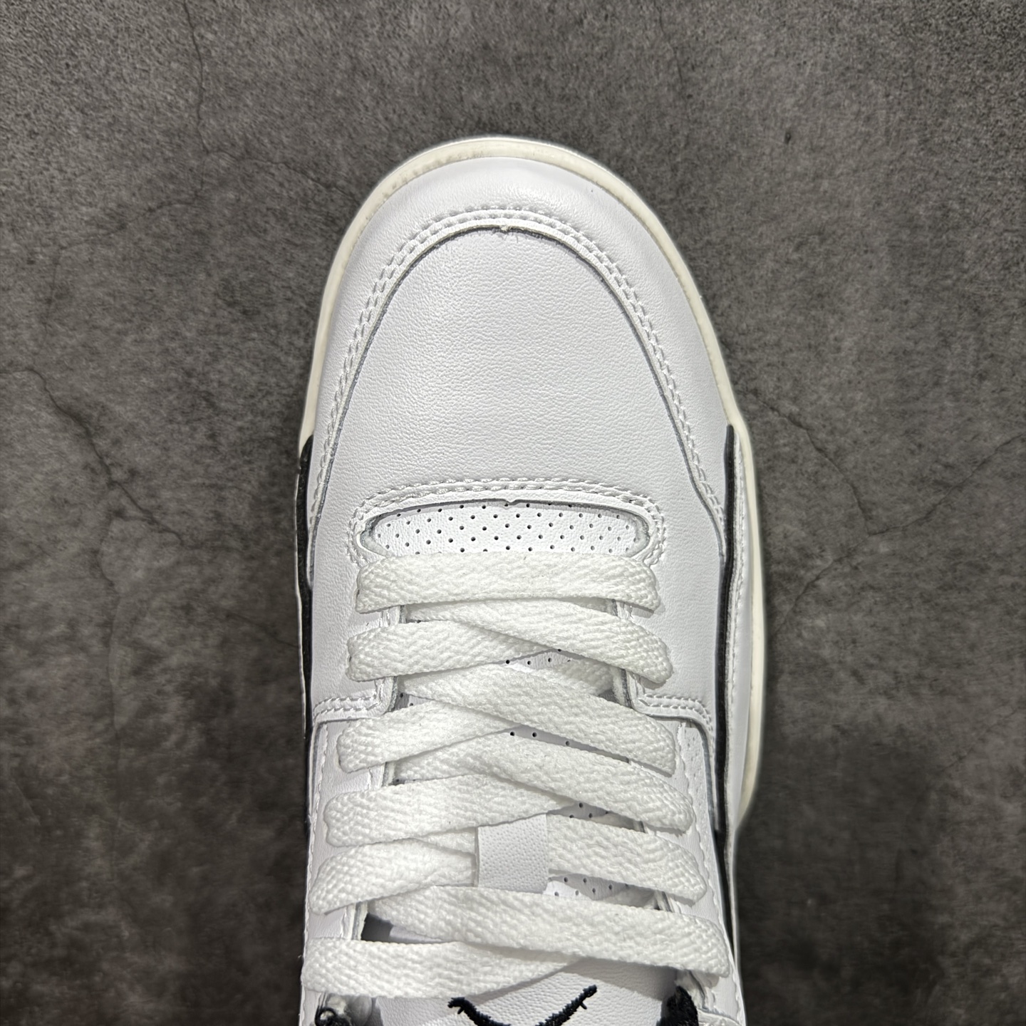 图片[5]-【纯原版】Air Jordan Retro Flight Court SP低帮 AJ低邦 乔丹篮球鞋系列 目前市场最正确版本 头层翻毛＋头层皮 区别市场通货 正确针织鞋码效果 版型完美 正确私模大底 鞋款整体以翻毛皮打造，搭配侧身头层皮面框架，鞋舌及后跟Jumpman Logo分别采用刺绣点缀，后跟侧身Flighth字样也辅以刺绣呈现，秉承轻量化的速度型篮球鞋设计思想完成设计，降低重量的同时提升舒适度，中底延续前作使用了分离式后掌可视化Air Soleb气垫。鞋带孔和后跟鞋提以籃网为造型灵感，将篮球运动巧妙融入到鞋款的设计之中，使鞋身整体富有流动性、节奏感和优雅气质。 货号：HF3255-100 尺码：36 36.5 37.5 38 38.5 39 40 40.5 41 42 42.5 43 44 44.5 45-选品中心