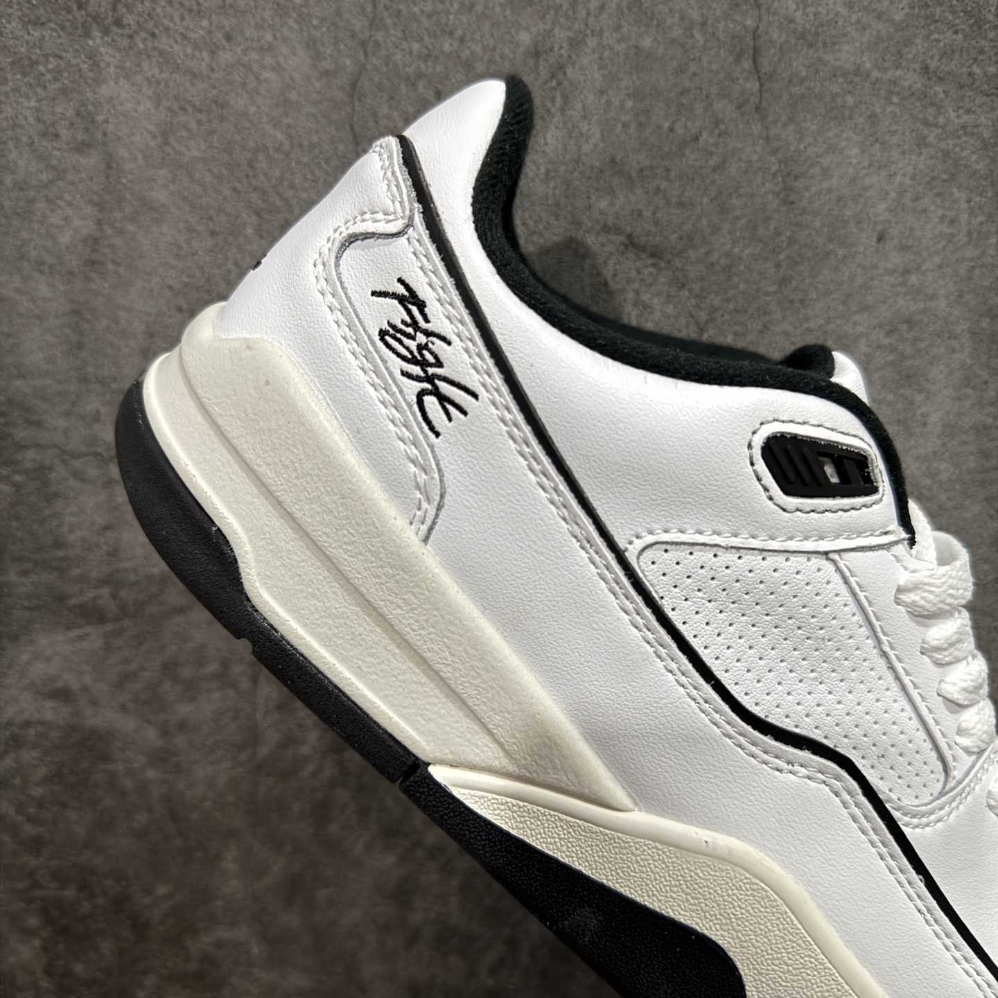 图片[7]-【纯原版】Air Jordan Retro Flight Court SP低帮 AJ低邦 乔丹篮球鞋系列 目前市场最正确版本 头层翻毛＋头层皮 区别市场通货 正确针织鞋码效果 版型完美 正确私模大底 鞋款整体以翻毛皮打造，搭配侧身头层皮面框架，鞋舌及后跟Jumpman Logo分别采用刺绣点缀，后跟侧身Flighth字样也辅以刺绣呈现，秉承轻量化的速度型篮球鞋设计思想完成设计，降低重量的同时提升舒适度，中底延续前作使用了分离式后掌可视化Air Soleb气垫。鞋带孔和后跟鞋提以籃网为造型灵感，将篮球运动巧妙融入到鞋款的设计之中，使鞋身整体富有流动性、节奏感和优雅气质。 货号：HF3255-100 尺码：36 36.5 37.5 38 38.5 39 40 40.5 41 42 42.5 43 44 44.5 45-选品中心