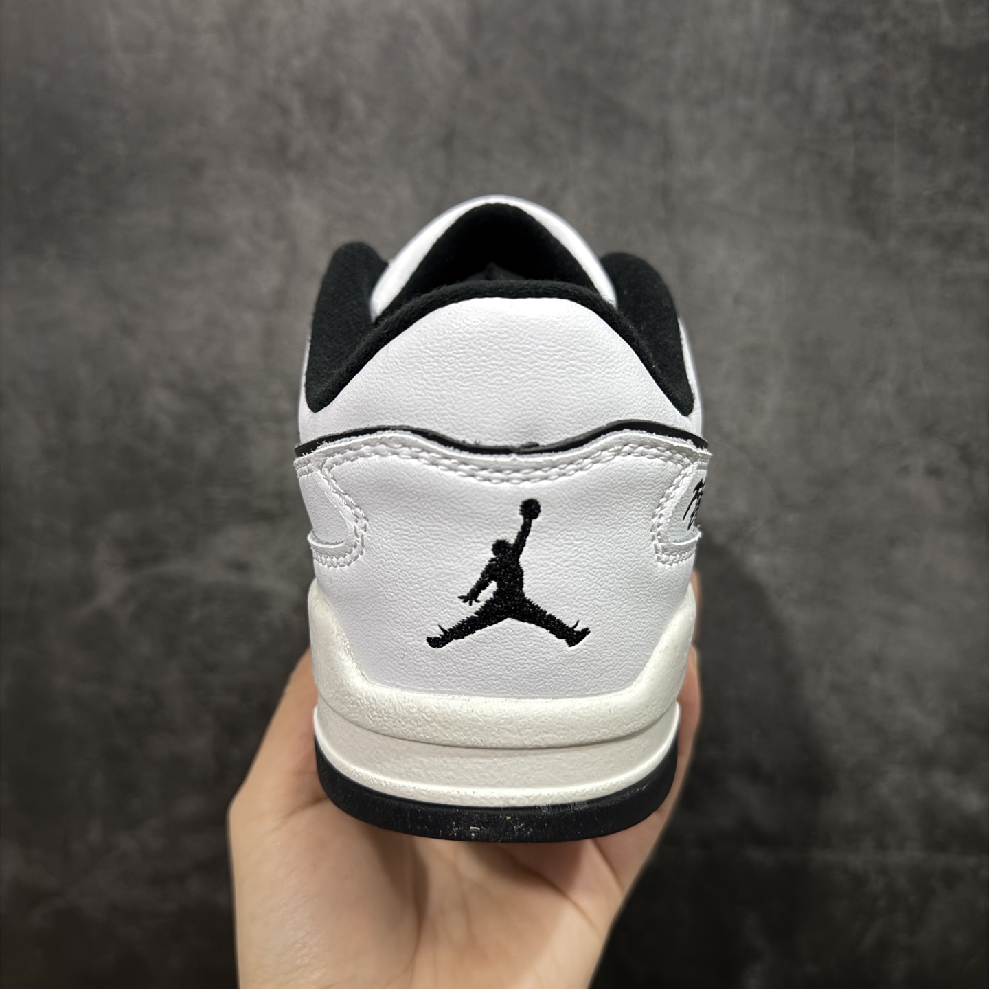 图片[4]-【纯原版】Air Jordan Retro Flight Court SP低帮 AJ低邦 乔丹篮球鞋系列 目前市场最正确版本 头层翻毛＋头层皮 区别市场通货 正确针织鞋码效果 版型完美 正确私模大底 鞋款整体以翻毛皮打造，搭配侧身头层皮面框架，鞋舌及后跟Jumpman Logo分别采用刺绣点缀，后跟侧身Flighth字样也辅以刺绣呈现，秉承轻量化的速度型篮球鞋设计思想完成设计，降低重量的同时提升舒适度，中底延续前作使用了分离式后掌可视化Air Soleb气垫。鞋带孔和后跟鞋提以籃网为造型灵感，将篮球运动巧妙融入到鞋款的设计之中，使鞋身整体富有流动性、节奏感和优雅气质。 货号：HF3255-100 尺码：36 36.5 37.5 38 38.5 39 40 40.5 41 42 42.5 43 44 44.5 45-选品中心