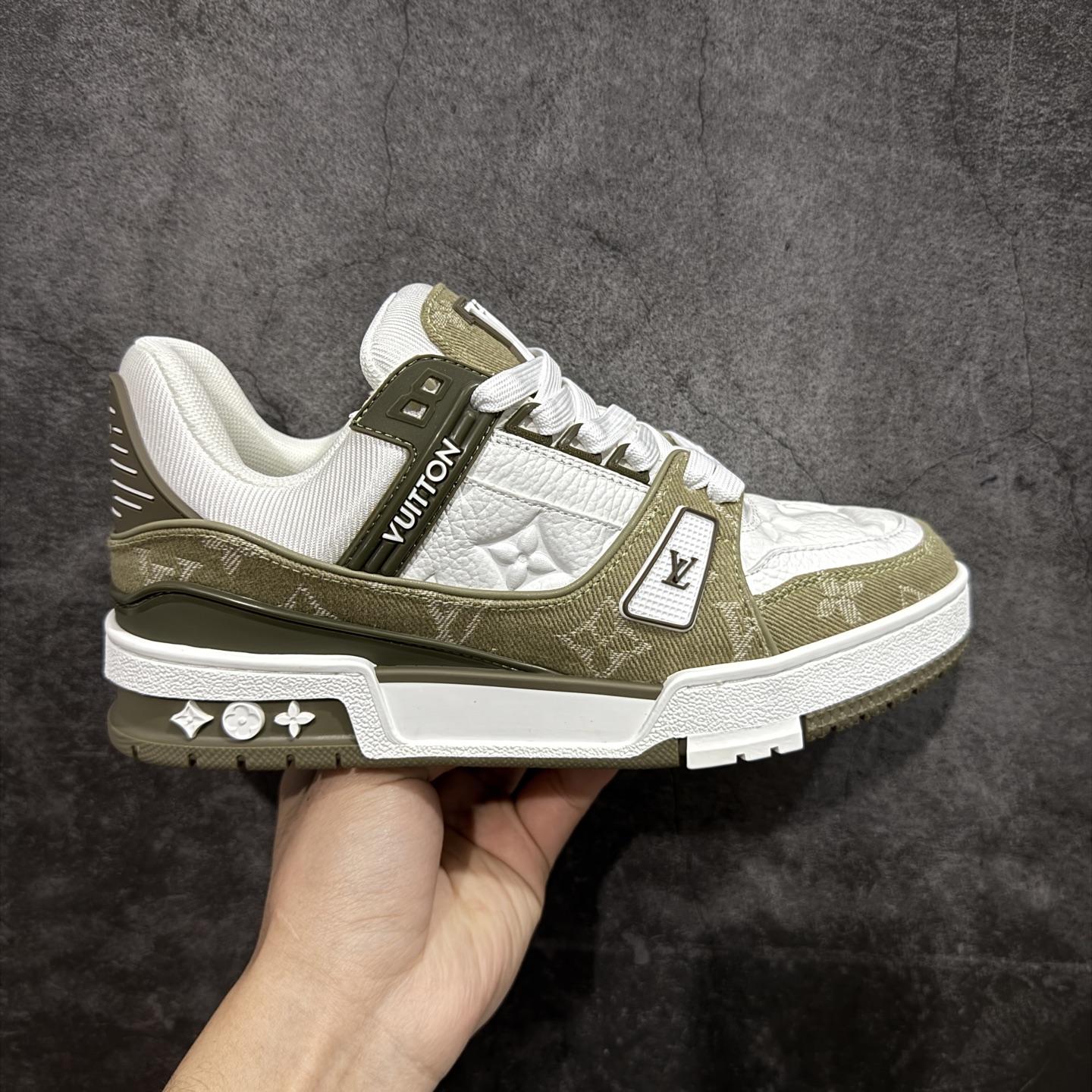 【YS纯原】广奢高端货 LOUIS VUITTON 路易威登 LV Trainer 休闲板鞋 ✦ 原楦原纸版开模，鞋型立体饱满 ✦ 零毛边、零溢胶、零线头瑕疵 ✦ 细节与原版一致 区分市面通货 ✦ 多层叠片＋电脑针车，针距密度一致 ✦ Monogram浮雕＋3D高频压纹 ✦ 多密度发泡中底：支撑回弹媲美专柜 ✦ 原装橡胶大底：含胶量高、纹路深、双拼接零偏差 ✦ ZP级原装包装：专柜款鞋盒＋防尘袋＋说明书 尺码：35-45-选品中心