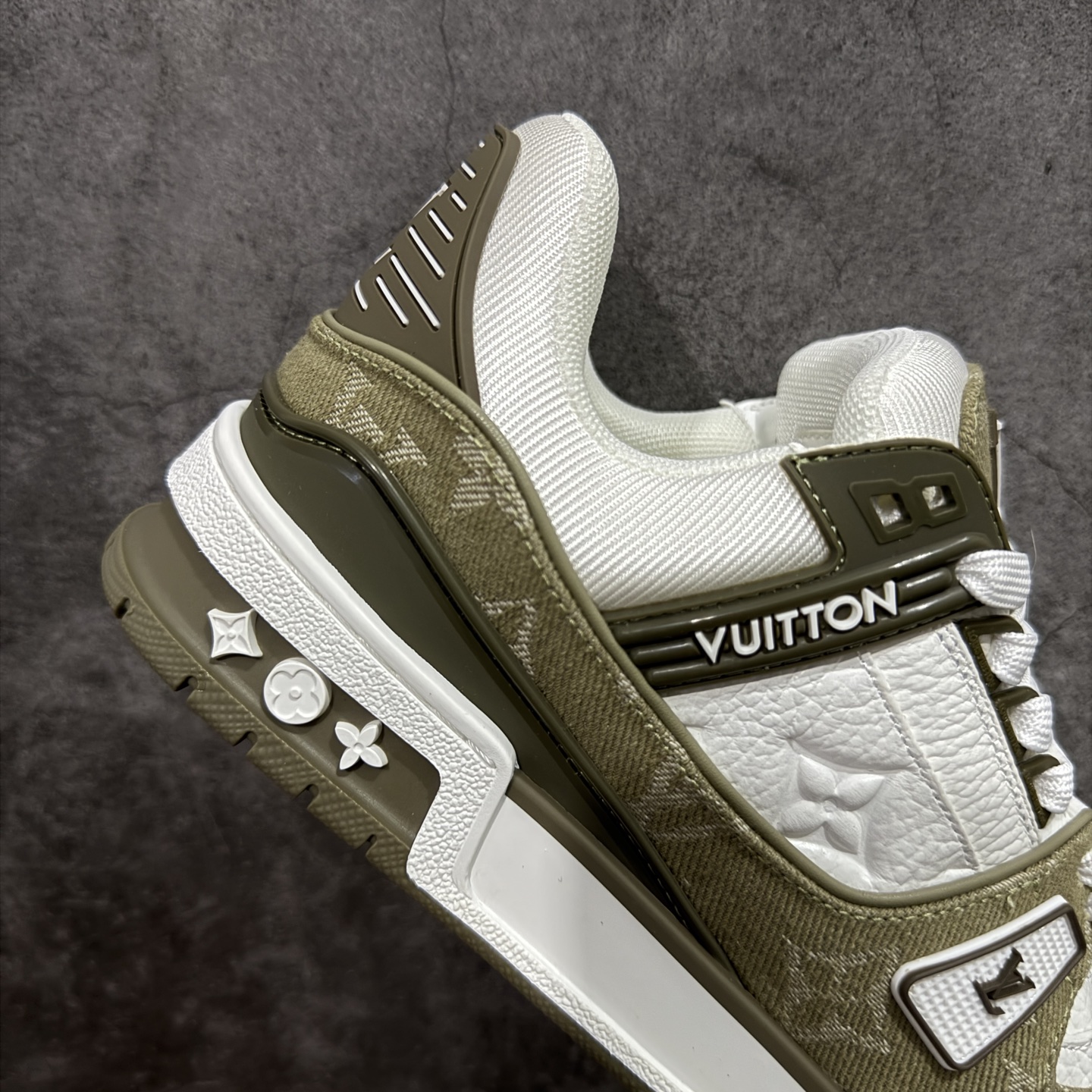 图片[7]-【YS纯原】广奢高端货 LOUIS VUITTON 路易威登 LV Trainer 休闲板鞋 ✦ 原楦原纸版开模，鞋型立体饱满 ✦ 零毛边、零溢胶、零线头瑕疵 ✦ 细节与原版一致 区分市面通货 ✦ 多层叠片＋电脑针车，针距密度一致 ✦ Monogram浮雕＋3D高频压纹 ✦ 多密度发泡中底：支撑回弹媲美专柜 ✦ 原装橡胶大底：含胶量高、纹路深、双拼接零偏差 ✦ ZP级原装包装：专柜款鞋盒＋防尘袋＋说明书 尺码：35-45-选品中心