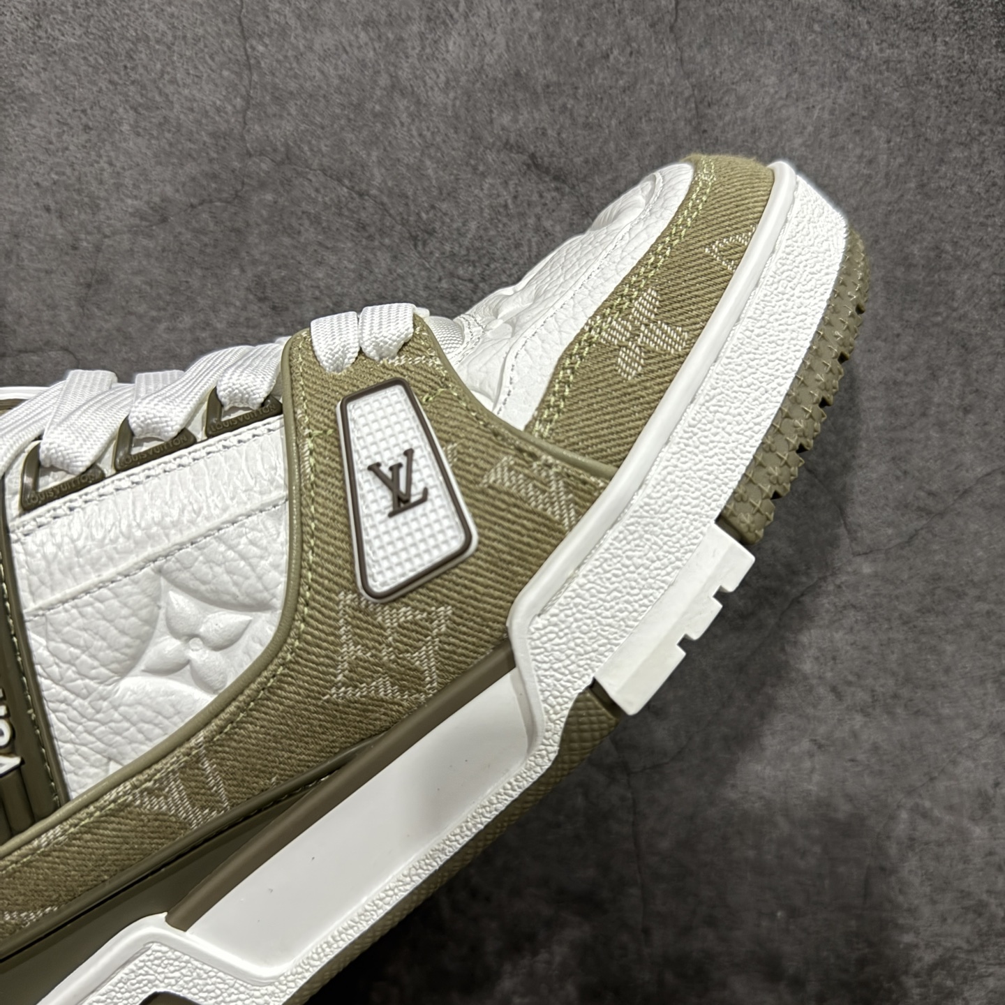 图片[6]-【YS纯原】广奢高端货 LOUIS VUITTON 路易威登 LV Trainer 休闲板鞋 ✦ 原楦原纸版开模，鞋型立体饱满 ✦ 零毛边、零溢胶、零线头瑕疵 ✦ 细节与原版一致 区分市面通货 ✦ 多层叠片＋电脑针车，针距密度一致 ✦ Monogram浮雕＋3D高频压纹 ✦ 多密度发泡中底：支撑回弹媲美专柜 ✦ 原装橡胶大底：含胶量高、纹路深、双拼接零偏差 ✦ ZP级原装包装：专柜款鞋盒＋防尘袋＋说明书 尺码：35-45-选品中心