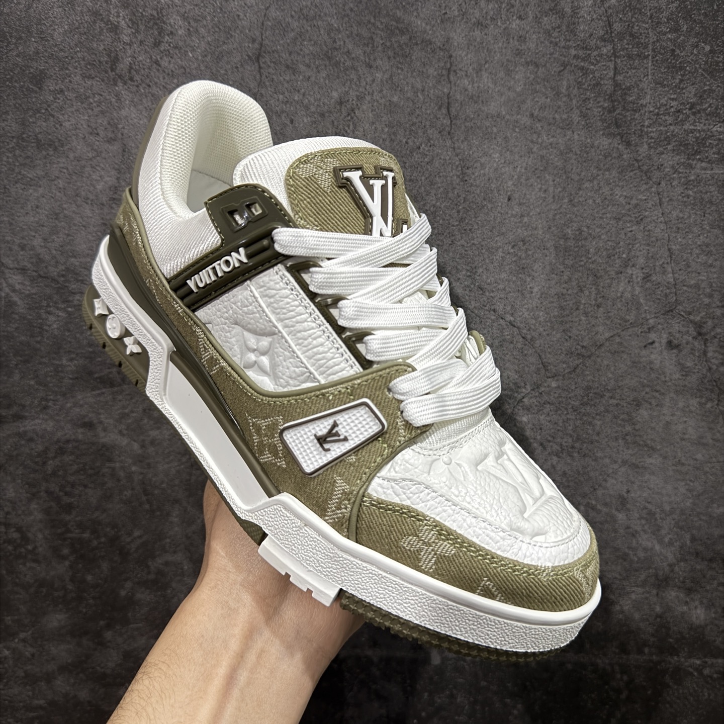 图片[3]-【YS纯原】广奢高端货 LOUIS VUITTON 路易威登 LV Trainer 休闲板鞋 ✦ 原楦原纸版开模，鞋型立体饱满 ✦ 零毛边、零溢胶、零线头瑕疵 ✦ 细节与原版一致 区分市面通货 ✦ 多层叠片＋电脑针车，针距密度一致 ✦ Monogram浮雕＋3D高频压纹 ✦ 多密度发泡中底：支撑回弹媲美专柜 ✦ 原装橡胶大底：含胶量高、纹路深、双拼接零偏差 ✦ ZP级原装包装：专柜款鞋盒＋防尘袋＋说明书 尺码：35-45-选品中心