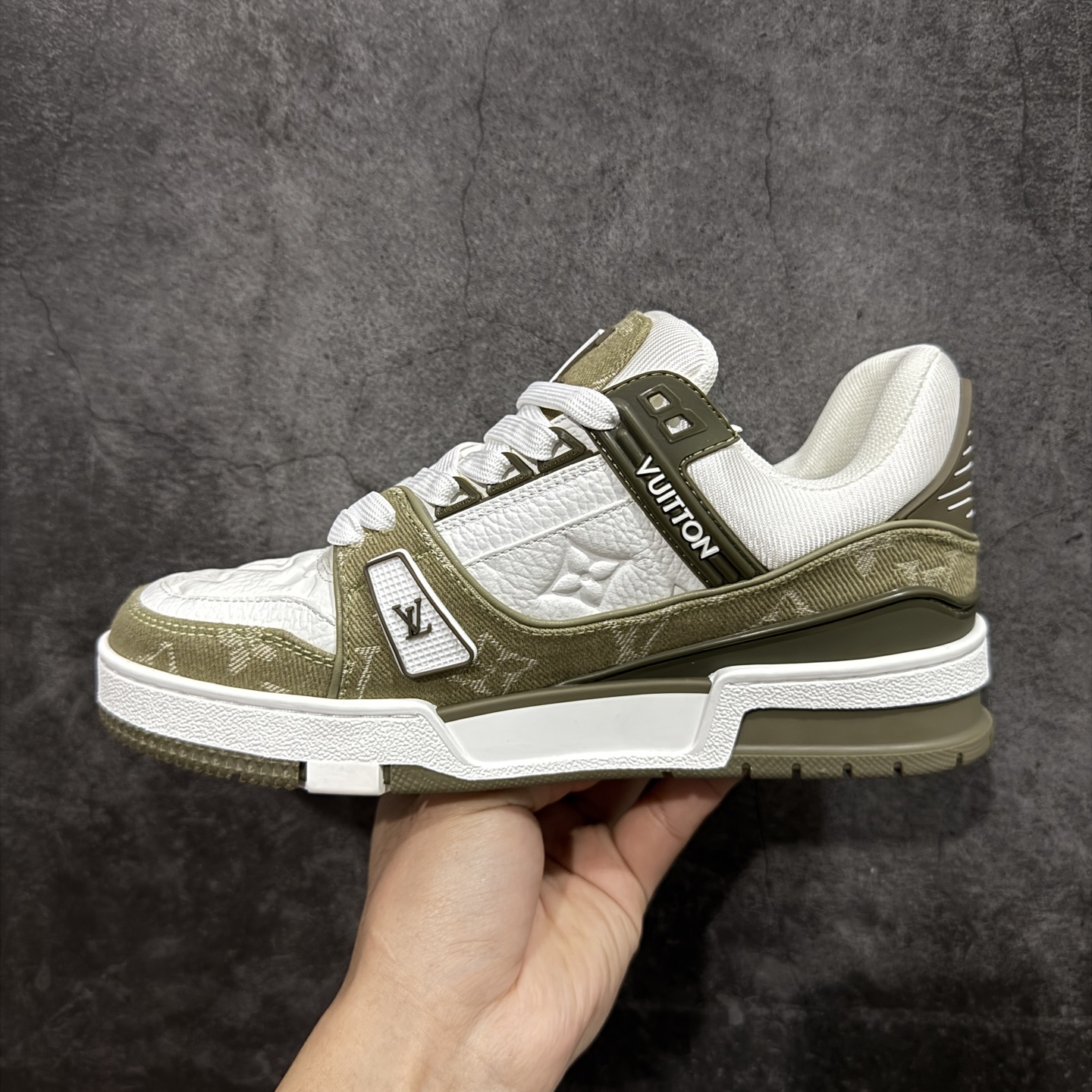 图片[2]-【YS纯原】广奢高端货 LOUIS VUITTON 路易威登 LV Trainer 休闲板鞋 ✦ 原楦原纸版开模，鞋型立体饱满 ✦ 零毛边、零溢胶、零线头瑕疵 ✦ 细节与原版一致 区分市面通货 ✦ 多层叠片＋电脑针车，针距密度一致 ✦ Monogram浮雕＋3D高频压纹 ✦ 多密度发泡中底：支撑回弹媲美专柜 ✦ 原装橡胶大底：含胶量高、纹路深、双拼接零偏差 ✦ ZP级原装包装：专柜款鞋盒＋防尘袋＋说明书 尺码：35-45-选品中心