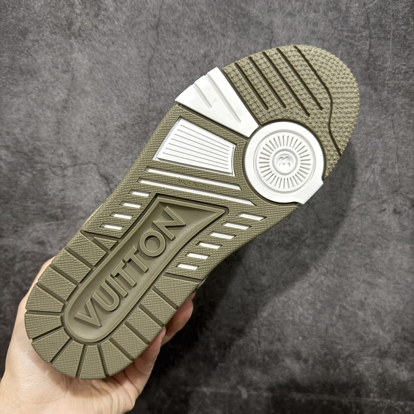 图片[9]-【YS纯原】广奢高端货 LOUIS VUITTON 路易威登 LV Trainer 休闲板鞋 ✦ 原楦原纸版开模，鞋型立体饱满 ✦ 零毛边、零溢胶、零线头瑕疵 ✦ 细节与原版一致 区分市面通货 ✦ 多层叠片＋电脑针车，针距密度一致 ✦ Monogram浮雕＋3D高频压纹 ✦ 多密度发泡中底：支撑回弹媲美专柜 ✦ 原装橡胶大底：含胶量高、纹路深、双拼接零偏差 ✦ ZP级原装包装：专柜款鞋盒＋防尘袋＋说明书 尺码：35-45-选品中心