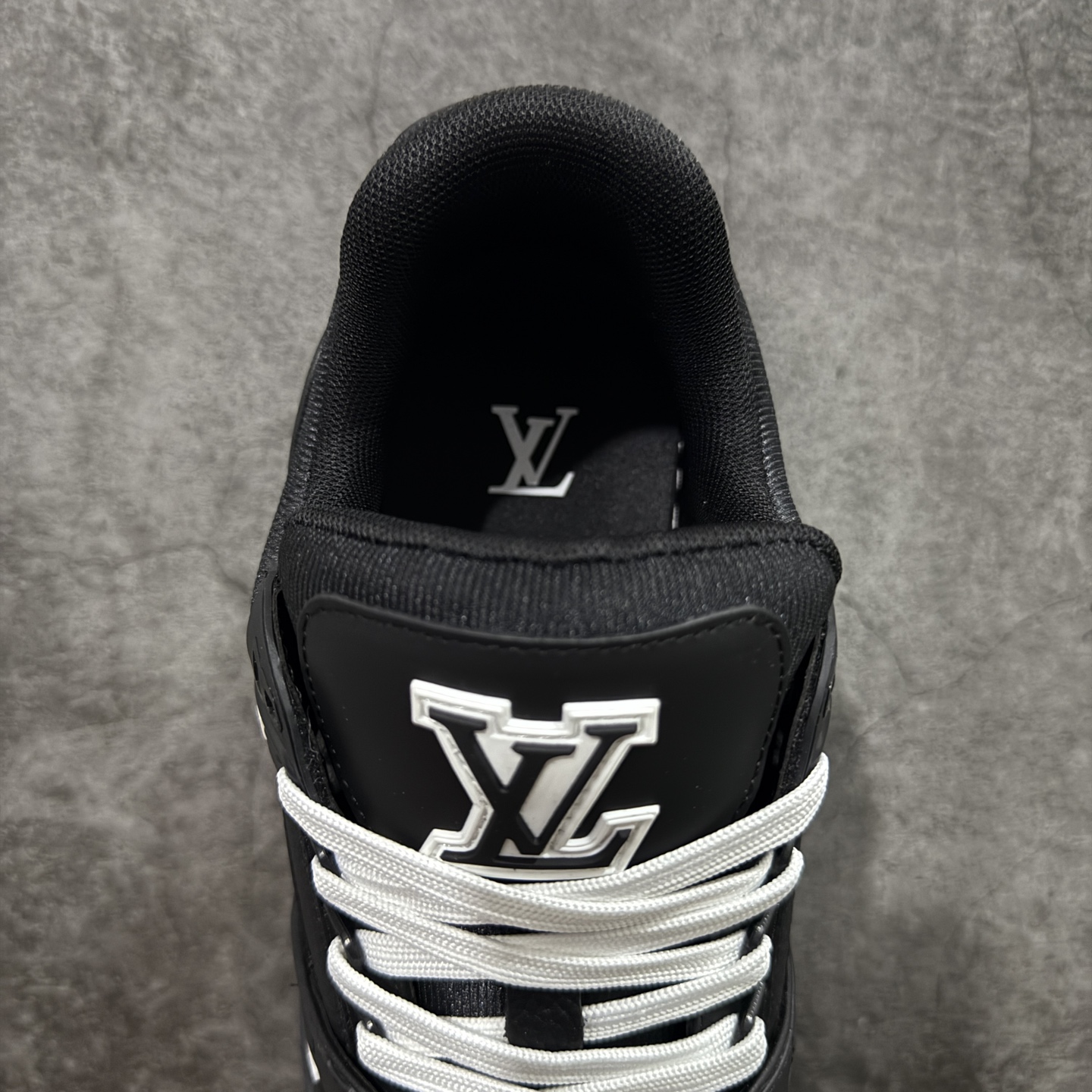 图片[8]-【YS纯原】广奢高端货 LOUIS VUITTON 路易威登 LV Trainer 休闲板鞋 ✦ 原楦原纸版开模，鞋型立体饱满 ✦ 零毛边、零溢胶、零线头瑕疵 ✦ 细节与原版一致 区分市面通货 ✦ 多层叠片＋电脑针车，针距密度一致 ✦ Monogram浮雕＋3D高频压纹 ✦ 多密度发泡中底：支撑回弹媲美专柜 ✦ 原装橡胶大底：含胶量高、纹路深、双拼接零偏差 ✦ ZP级原装包装：专柜款鞋盒＋防尘袋＋说明书 尺码：35-45-选品中心