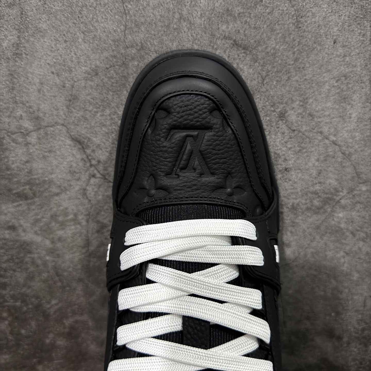 图片[5]-【YS纯原】广奢高端货 LOUIS VUITTON 路易威登 LV Trainer 休闲板鞋 ✦ 原楦原纸版开模，鞋型立体饱满 ✦ 零毛边、零溢胶、零线头瑕疵 ✦ 细节与原版一致 区分市面通货 ✦ 多层叠片＋电脑针车，针距密度一致 ✦ Monogram浮雕＋3D高频压纹 ✦ 多密度发泡中底：支撑回弹媲美专柜 ✦ 原装橡胶大底：含胶量高、纹路深、双拼接零偏差 ✦ ZP级原装包装：专柜款鞋盒＋防尘袋＋说明书 尺码：35-45-选品中心