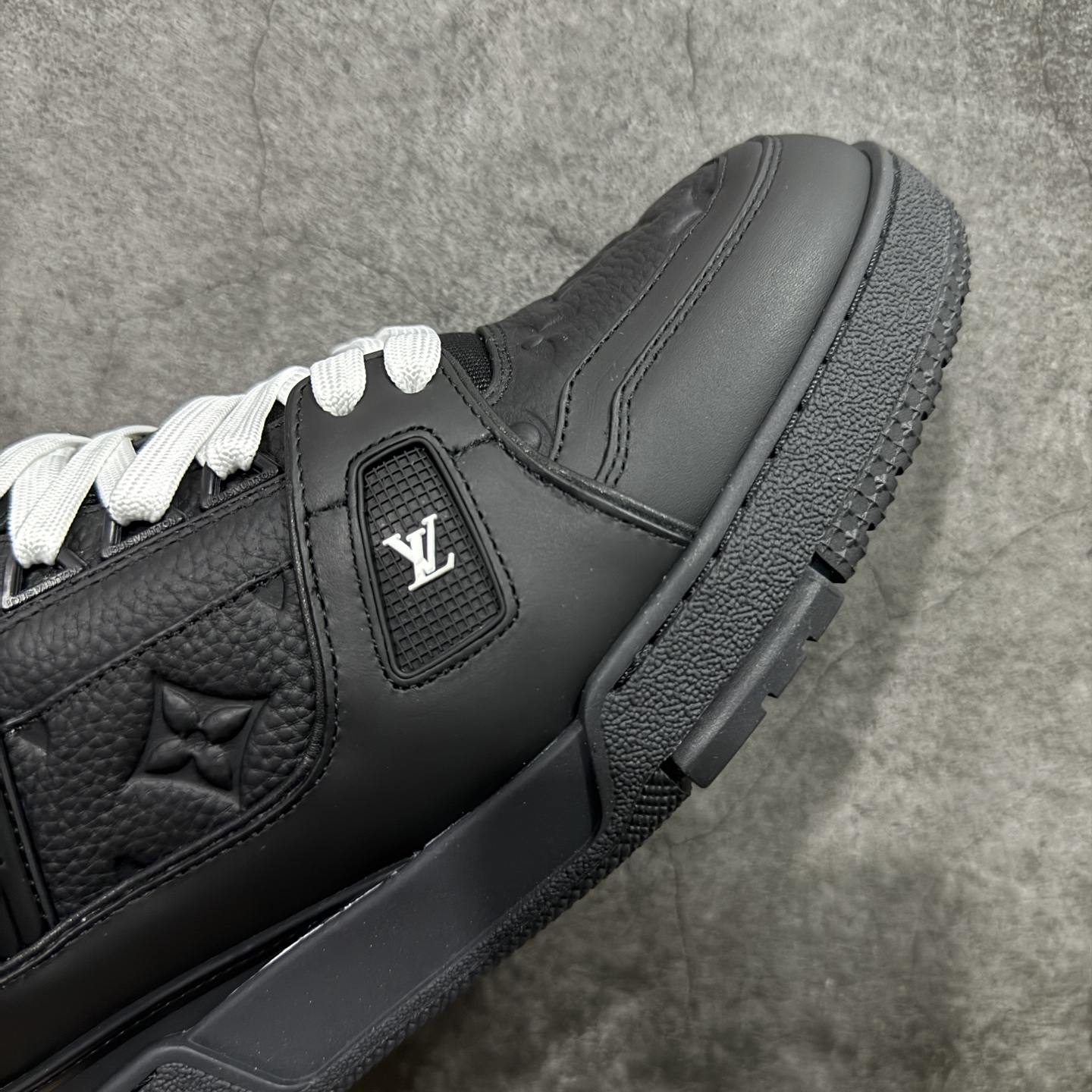 图片[6]-【YS纯原】广奢高端货 LOUIS VUITTON 路易威登 LV Trainer 休闲板鞋 ✦ 原楦原纸版开模，鞋型立体饱满 ✦ 零毛边、零溢胶、零线头瑕疵 ✦ 细节与原版一致 区分市面通货 ✦ 多层叠片＋电脑针车，针距密度一致 ✦ Monogram浮雕＋3D高频压纹 ✦ 多密度发泡中底：支撑回弹媲美专柜 ✦ 原装橡胶大底：含胶量高、纹路深、双拼接零偏差 ✦ ZP级原装包装：专柜款鞋盒＋防尘袋＋说明书 尺码：35-45-选品中心