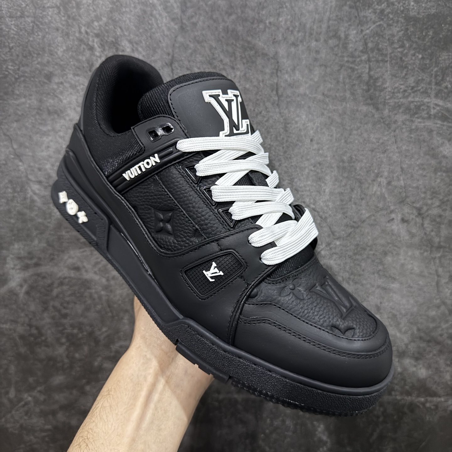 图片[3]-【YS纯原】广奢高端货 LOUIS VUITTON 路易威登 LV Trainer 休闲板鞋 ✦ 原楦原纸版开模，鞋型立体饱满 ✦ 零毛边、零溢胶、零线头瑕疵 ✦ 细节与原版一致 区分市面通货 ✦ 多层叠片＋电脑针车，针距密度一致 ✦ Monogram浮雕＋3D高频压纹 ✦ 多密度发泡中底：支撑回弹媲美专柜 ✦ 原装橡胶大底：含胶量高、纹路深、双拼接零偏差 ✦ ZP级原装包装：专柜款鞋盒＋防尘袋＋说明书 尺码：35-45-选品中心