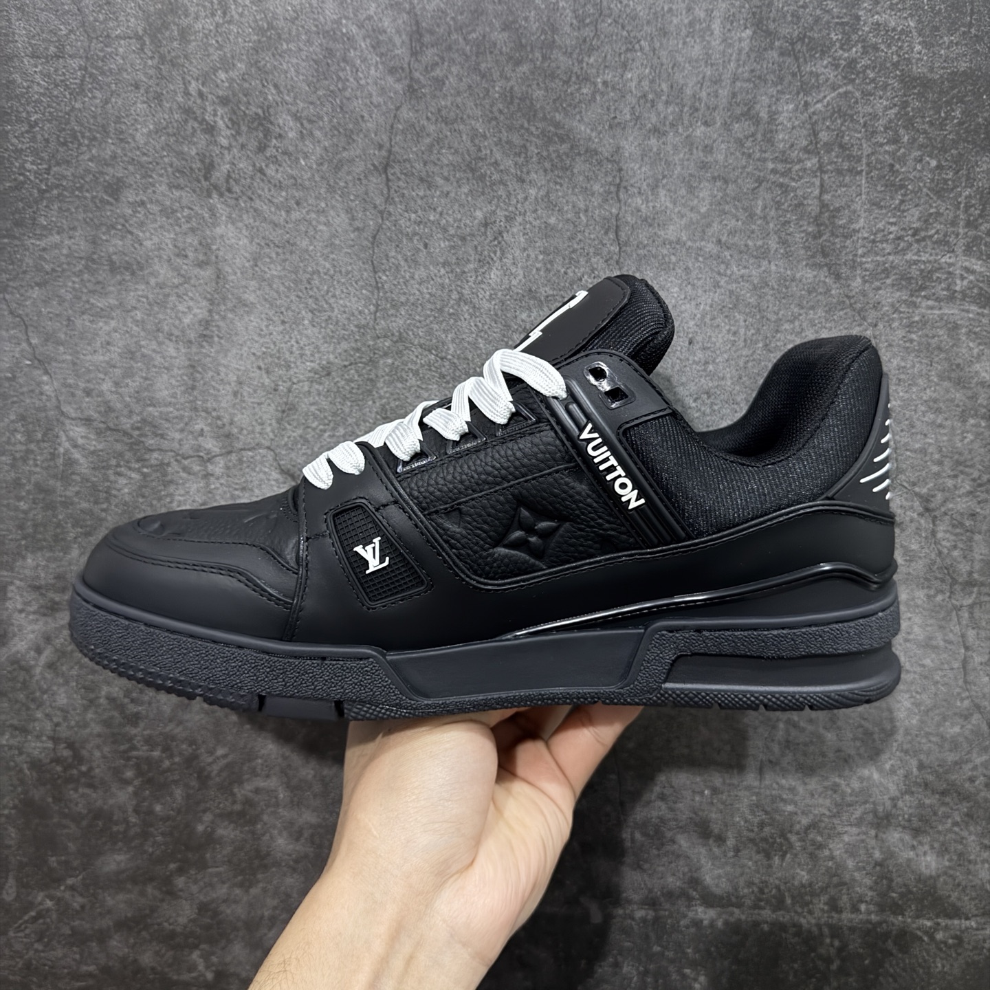 图片[2]-【YS纯原】广奢高端货 LOUIS VUITTON 路易威登 LV Trainer 休闲板鞋 ✦ 原楦原纸版开模，鞋型立体饱满 ✦ 零毛边、零溢胶、零线头瑕疵 ✦ 细节与原版一致 区分市面通货 ✦ 多层叠片＋电脑针车，针距密度一致 ✦ Monogram浮雕＋3D高频压纹 ✦ 多密度发泡中底：支撑回弹媲美专柜 ✦ 原装橡胶大底：含胶量高、纹路深、双拼接零偏差 ✦ ZP级原装包装：专柜款鞋盒＋防尘袋＋说明书 尺码：35-45-选品中心