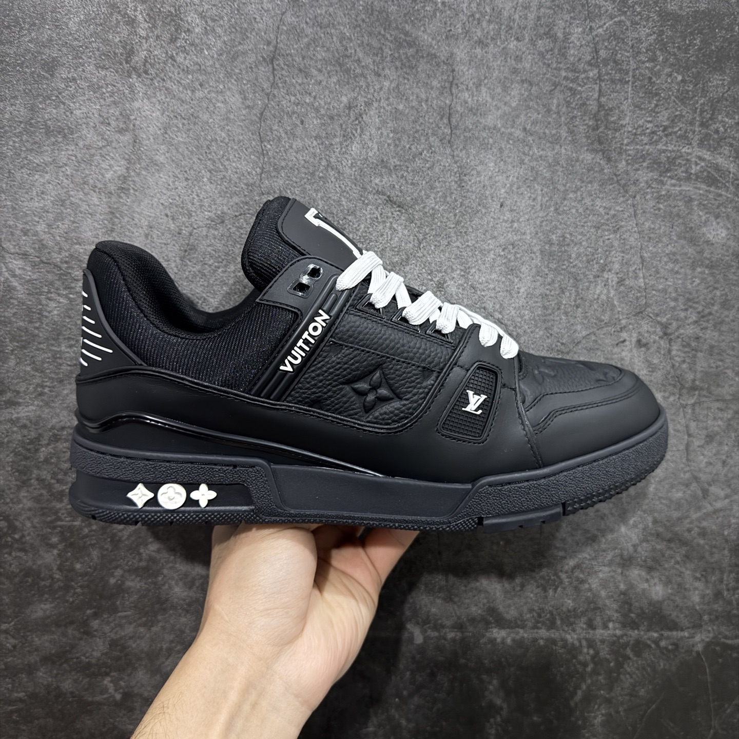 【YS纯原】广奢高端货 LOUIS VUITTON 路易威登 LV Trainer 休闲板鞋 ✦ 原楦原纸版开模，鞋型立体饱满 ✦ 零毛边、零溢胶、零线头瑕疵 ✦ 细节与原版一致 区分市面通货 ✦ 多层叠片＋电脑针车，针距密度一致 ✦ Monogram浮雕＋3D高频压纹 ✦ 多密度发泡中底：支撑回弹媲美专柜 ✦ 原装橡胶大底：含胶量高、纹路深、双拼接零偏差 ✦ ZP级原装包装：专柜款鞋盒＋防尘袋＋说明书 尺码：35-45-选品中心