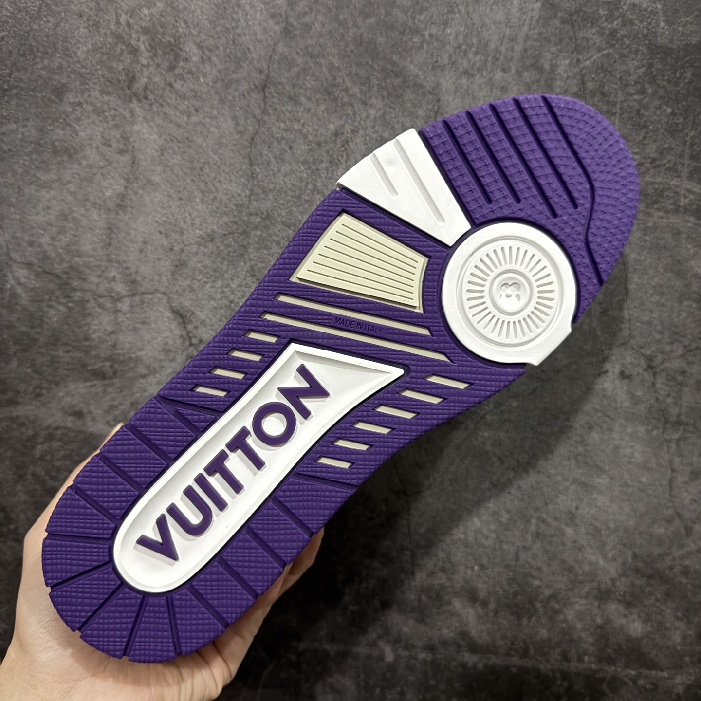 图片[9]-【YS纯原】广奢高端货 LOUIS VUITTON 路易威登 LV Trainer 休闲板鞋 ✦ 原楦原纸版开模，鞋型立体饱满 ✦ 零毛边、零溢胶、零线头瑕疵 ✦ 细节与原版一致 区分市面通货 ✦ 多层叠片＋电脑针车，针距密度一致 ✦ Monogram浮雕＋3D高频压纹 ✦ 多密度发泡中底：支撑回弹媲美专柜 ✦ 原装橡胶大底：含胶量高、纹路深、双拼接零偏差 ✦ ZP级原装包装：专柜款鞋盒＋防尘袋＋说明书 尺码：35-45-选品中心