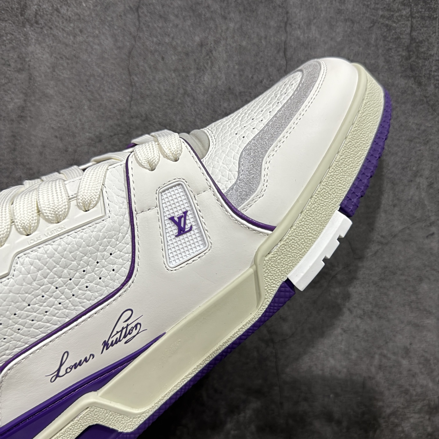 图片[6]-【YS纯原】广奢高端货 LOUIS VUITTON 路易威登 LV Trainer 休闲板鞋 ✦ 原楦原纸版开模，鞋型立体饱满 ✦ 零毛边、零溢胶、零线头瑕疵 ✦ 细节与原版一致 区分市面通货 ✦ 多层叠片＋电脑针车，针距密度一致 ✦ Monogram浮雕＋3D高频压纹 ✦ 多密度发泡中底：支撑回弹媲美专柜 ✦ 原装橡胶大底：含胶量高、纹路深、双拼接零偏差 ✦ ZP级原装包装：专柜款鞋盒＋防尘袋＋说明书 尺码：35-45-选品中心