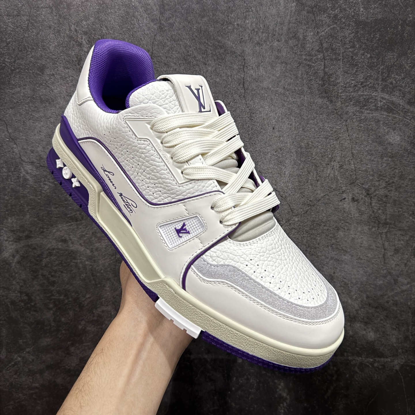 图片[3]-【YS纯原】广奢高端货 LOUIS VUITTON 路易威登 LV Trainer 休闲板鞋 ✦ 原楦原纸版开模，鞋型立体饱满 ✦ 零毛边、零溢胶、零线头瑕疵 ✦ 细节与原版一致 区分市面通货 ✦ 多层叠片＋电脑针车，针距密度一致 ✦ Monogram浮雕＋3D高频压纹 ✦ 多密度发泡中底：支撑回弹媲美专柜 ✦ 原装橡胶大底：含胶量高、纹路深、双拼接零偏差 ✦ ZP级原装包装：专柜款鞋盒＋防尘袋＋说明书 尺码：35-45-选品中心