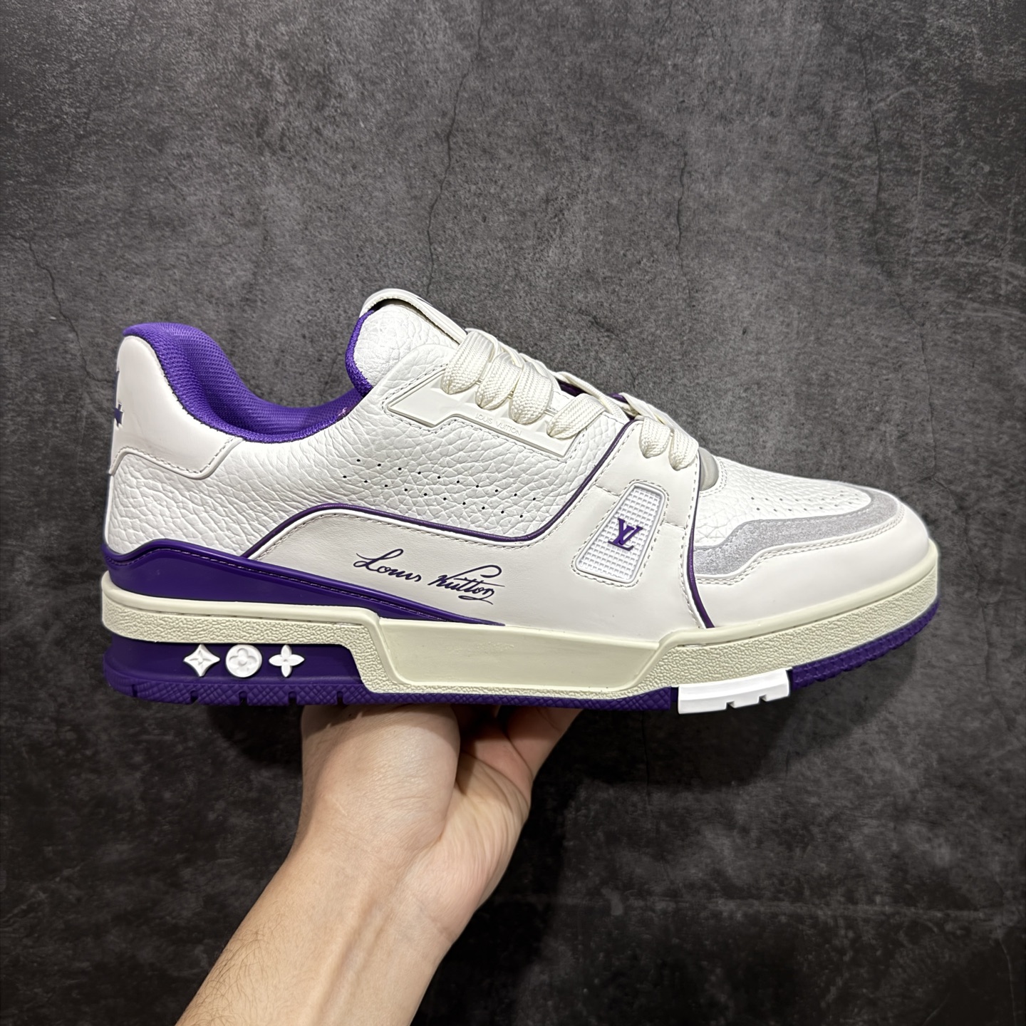 【YS纯原】广奢高端货 LOUIS VUITTON 路易威登 LV Trainer 休闲板鞋 ✦ 原楦原纸版开模，鞋型立体饱满 ✦ 零毛边、零溢胶、零线头瑕疵 ✦ 细节与原版一致 区分市面通货 ✦ 多层叠片＋电脑针车，针距密度一致 ✦ Monogram浮雕＋3D高频压纹 ✦ 多密度发泡中底：支撑回弹媲美专柜 ✦ 原装橡胶大底：含胶量高、纹路深、双拼接零偏差 ✦ ZP级原装包装：专柜款鞋盒＋防尘袋＋说明书 尺码：35-45-选品中心