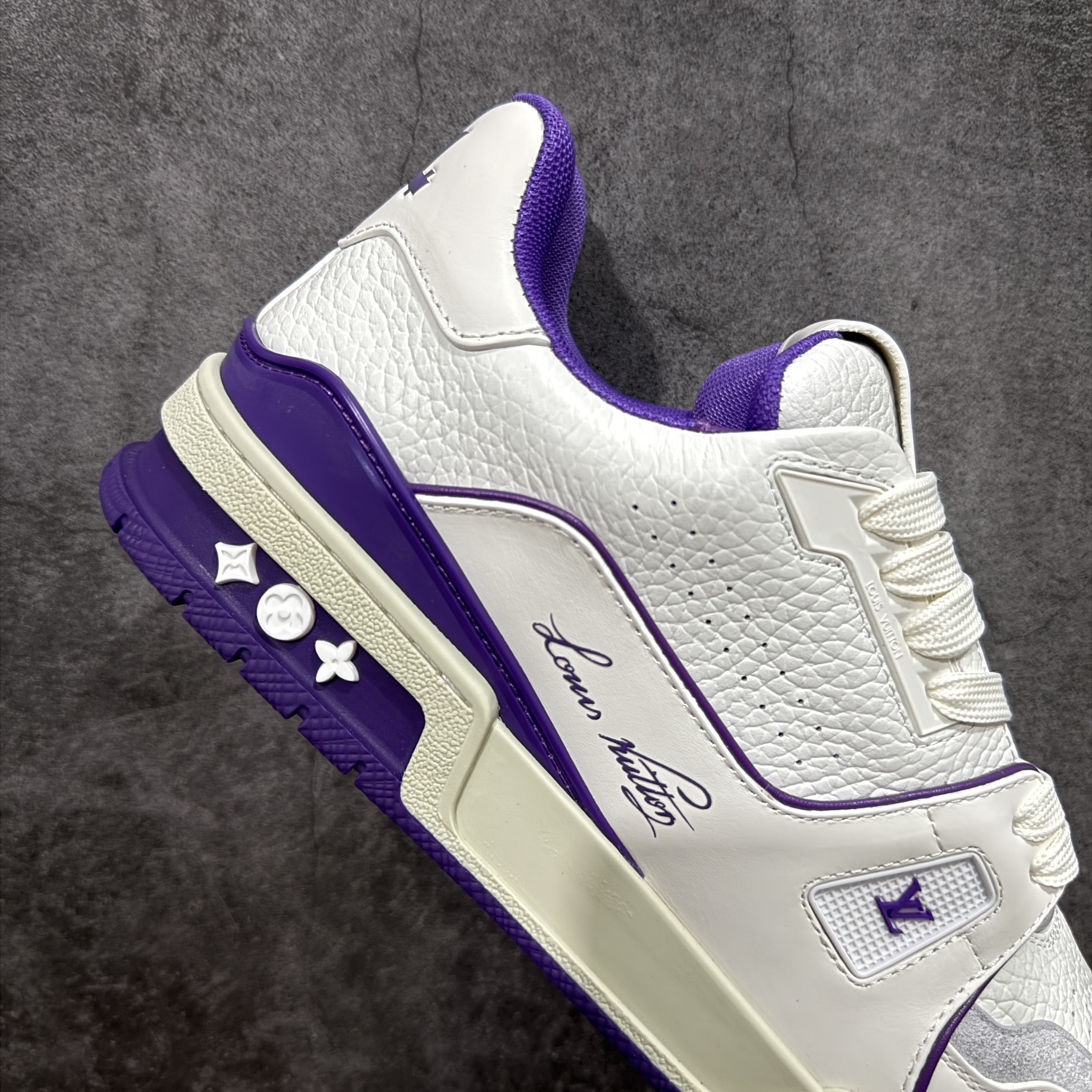 图片[7]-【YS纯原】广奢高端货 LOUIS VUITTON 路易威登 LV Trainer 休闲板鞋 ✦ 原楦原纸版开模，鞋型立体饱满 ✦ 零毛边、零溢胶、零线头瑕疵 ✦ 细节与原版一致 区分市面通货 ✦ 多层叠片＋电脑针车，针距密度一致 ✦ Monogram浮雕＋3D高频压纹 ✦ 多密度发泡中底：支撑回弹媲美专柜 ✦ 原装橡胶大底：含胶量高、纹路深、双拼接零偏差 ✦ ZP级原装包装：专柜款鞋盒＋防尘袋＋说明书 尺码：35-45-选品中心