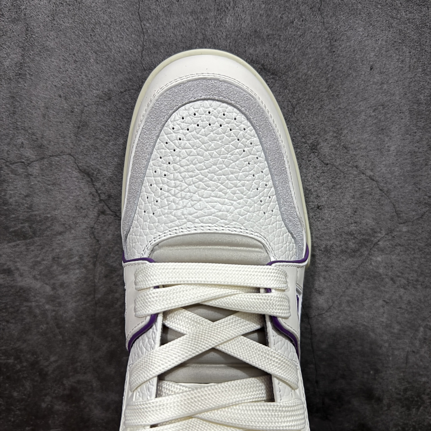 图片[5]-【YS纯原】广奢高端货 LOUIS VUITTON 路易威登 LV Trainer 休闲板鞋 ✦ 原楦原纸版开模，鞋型立体饱满 ✦ 零毛边、零溢胶、零线头瑕疵 ✦ 细节与原版一致 区分市面通货 ✦ 多层叠片＋电脑针车，针距密度一致 ✦ Monogram浮雕＋3D高频压纹 ✦ 多密度发泡中底：支撑回弹媲美专柜 ✦ 原装橡胶大底：含胶量高、纹路深、双拼接零偏差 ✦ ZP级原装包装：专柜款鞋盒＋防尘袋＋说明书 尺码：35-45-选品中心