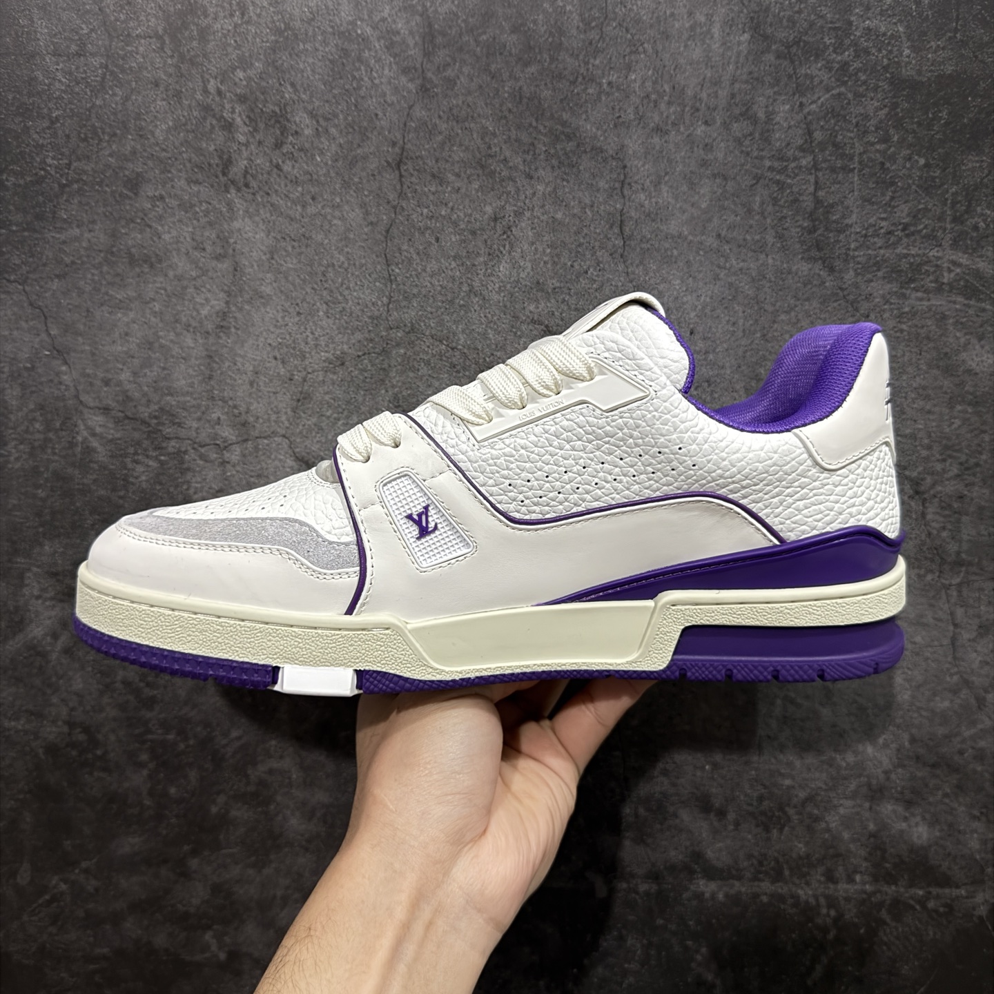 图片[2]-【YS纯原】广奢高端货 LOUIS VUITTON 路易威登 LV Trainer 休闲板鞋 ✦ 原楦原纸版开模，鞋型立体饱满 ✦ 零毛边、零溢胶、零线头瑕疵 ✦ 细节与原版一致 区分市面通货 ✦ 多层叠片＋电脑针车，针距密度一致 ✦ Monogram浮雕＋3D高频压纹 ✦ 多密度发泡中底：支撑回弹媲美专柜 ✦ 原装橡胶大底：含胶量高、纹路深、双拼接零偏差 ✦ ZP级原装包装：专柜款鞋盒＋防尘袋＋说明书 尺码：35-45-选品中心