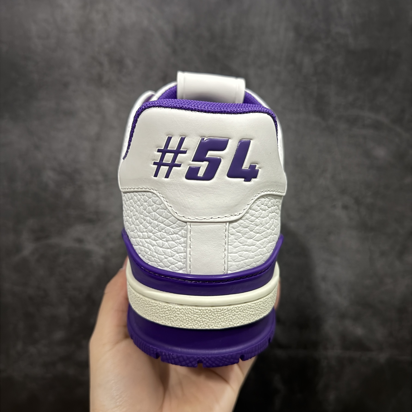 图片[4]-【YS纯原】广奢高端货 LOUIS VUITTON 路易威登 LV Trainer 休闲板鞋 ✦ 原楦原纸版开模，鞋型立体饱满 ✦ 零毛边、零溢胶、零线头瑕疵 ✦ 细节与原版一致 区分市面通货 ✦ 多层叠片＋电脑针车，针距密度一致 ✦ Monogram浮雕＋3D高频压纹 ✦ 多密度发泡中底：支撑回弹媲美专柜 ✦ 原装橡胶大底：含胶量高、纹路深、双拼接零偏差 ✦ ZP级原装包装：专柜款鞋盒＋防尘袋＋说明书 尺码：35-45-选品中心