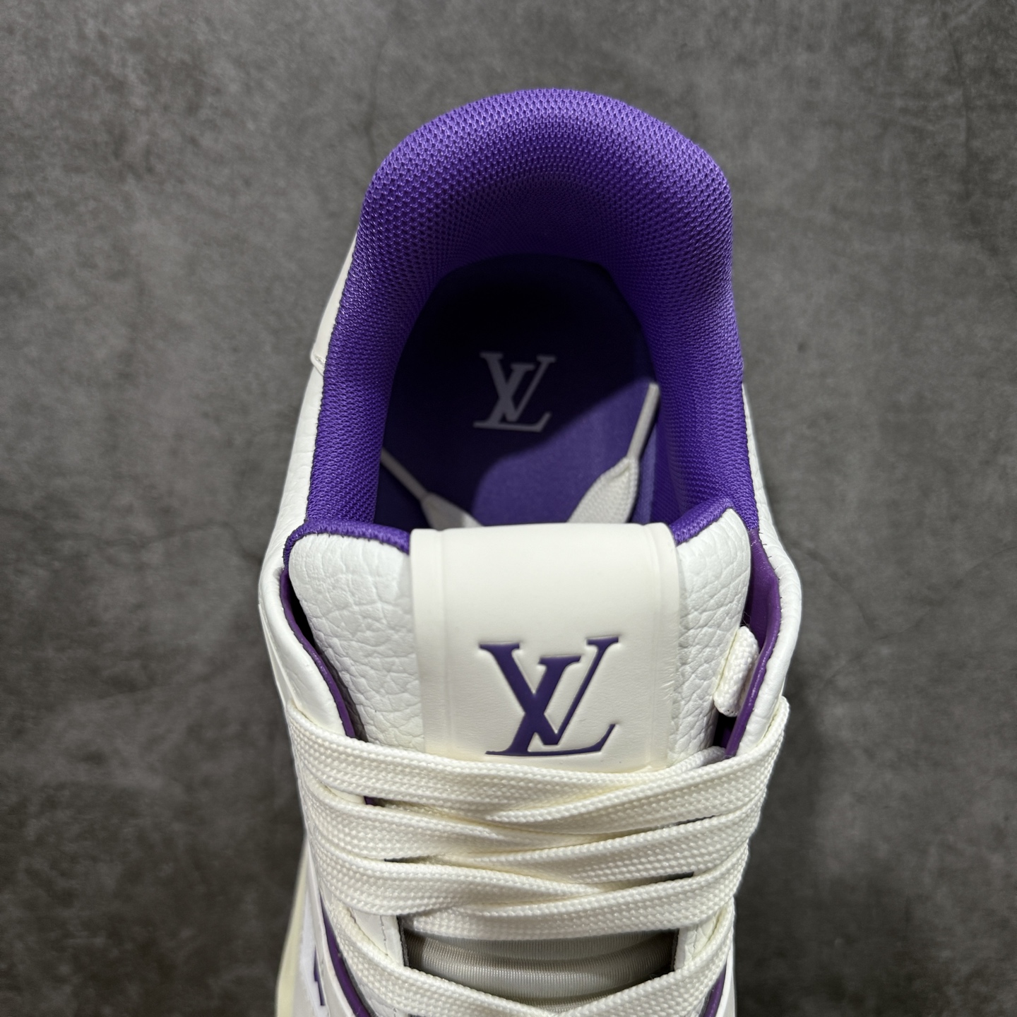 图片[8]-【YS纯原】广奢高端货 LOUIS VUITTON 路易威登 LV Trainer 休闲板鞋 ✦ 原楦原纸版开模，鞋型立体饱满 ✦ 零毛边、零溢胶、零线头瑕疵 ✦ 细节与原版一致 区分市面通货 ✦ 多层叠片＋电脑针车，针距密度一致 ✦ Monogram浮雕＋3D高频压纹 ✦ 多密度发泡中底：支撑回弹媲美专柜 ✦ 原装橡胶大底：含胶量高、纹路深、双拼接零偏差 ✦ ZP级原装包装：专柜款鞋盒＋防尘袋＋说明书 尺码：35-45-选品中心