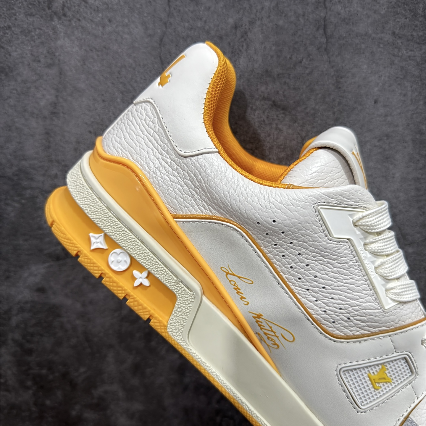 图片[7]-【YS纯原】广奢高端货 LOUIS VUITTON 路易威登 LV Trainer 休闲板鞋 ✦ 原楦原纸版开模，鞋型立体饱满 ✦ 零毛边、零溢胶、零线头瑕疵 ✦ 细节与原版一致 区分市面通货 ✦ 多层叠片＋电脑针车，针距密度一致 ✦ Monogram浮雕＋3D高频压纹 ✦ 多密度发泡中底：支撑回弹媲美专柜 ✦ 原装橡胶大底：含胶量高、纹路深、双拼接零偏差 ✦ ZP级原装包装：专柜款鞋盒＋防尘袋＋说明书 尺码：35-45-选品中心