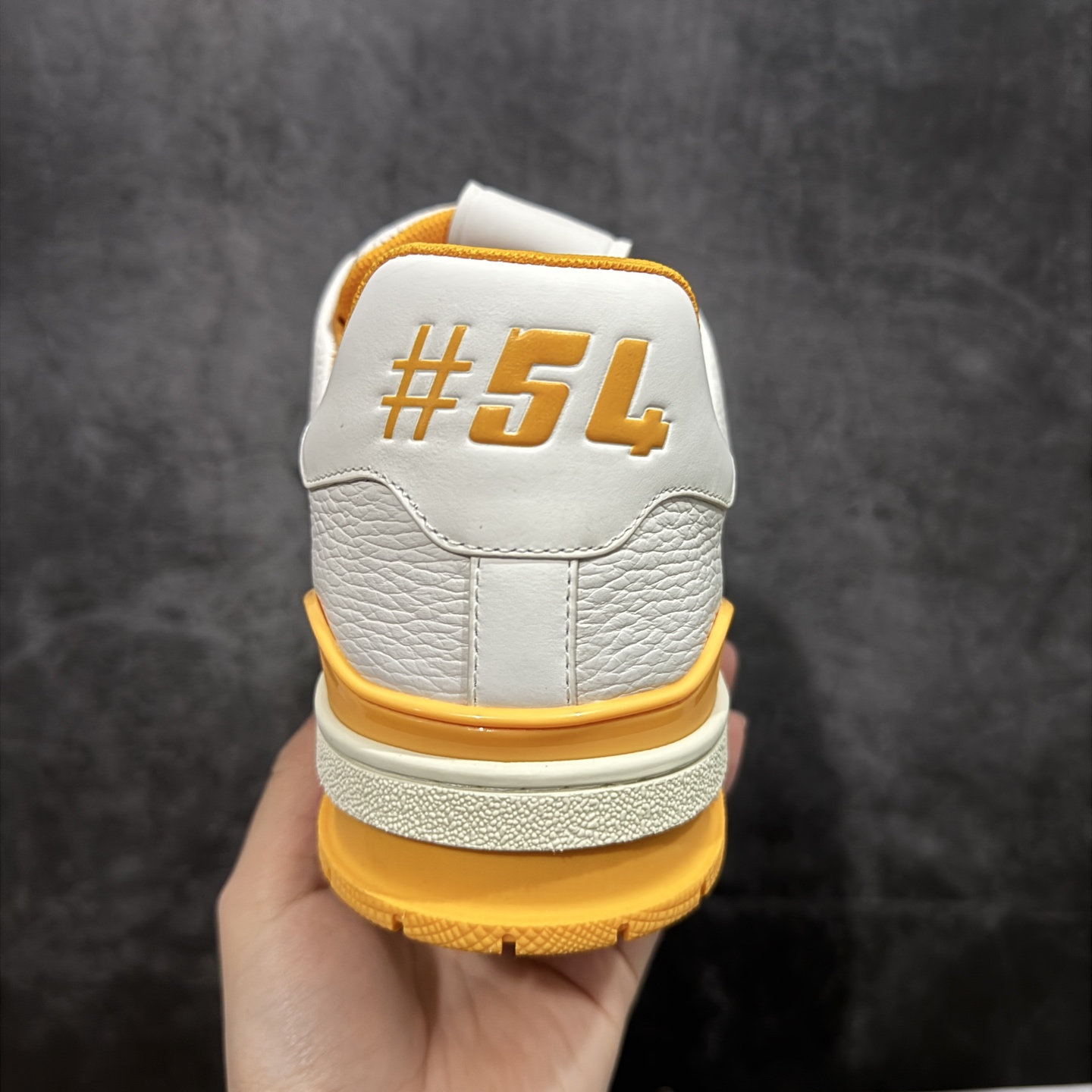 图片[4]-【YS纯原】广奢高端货 LOUIS VUITTON 路易威登 LV Trainer 休闲板鞋 ✦ 原楦原纸版开模，鞋型立体饱满 ✦ 零毛边、零溢胶、零线头瑕疵 ✦ 细节与原版一致 区分市面通货 ✦ 多层叠片＋电脑针车，针距密度一致 ✦ Monogram浮雕＋3D高频压纹 ✦ 多密度发泡中底：支撑回弹媲美专柜 ✦ 原装橡胶大底：含胶量高、纹路深、双拼接零偏差 ✦ ZP级原装包装：专柜款鞋盒＋防尘袋＋说明书 尺码：35-45-选品中心