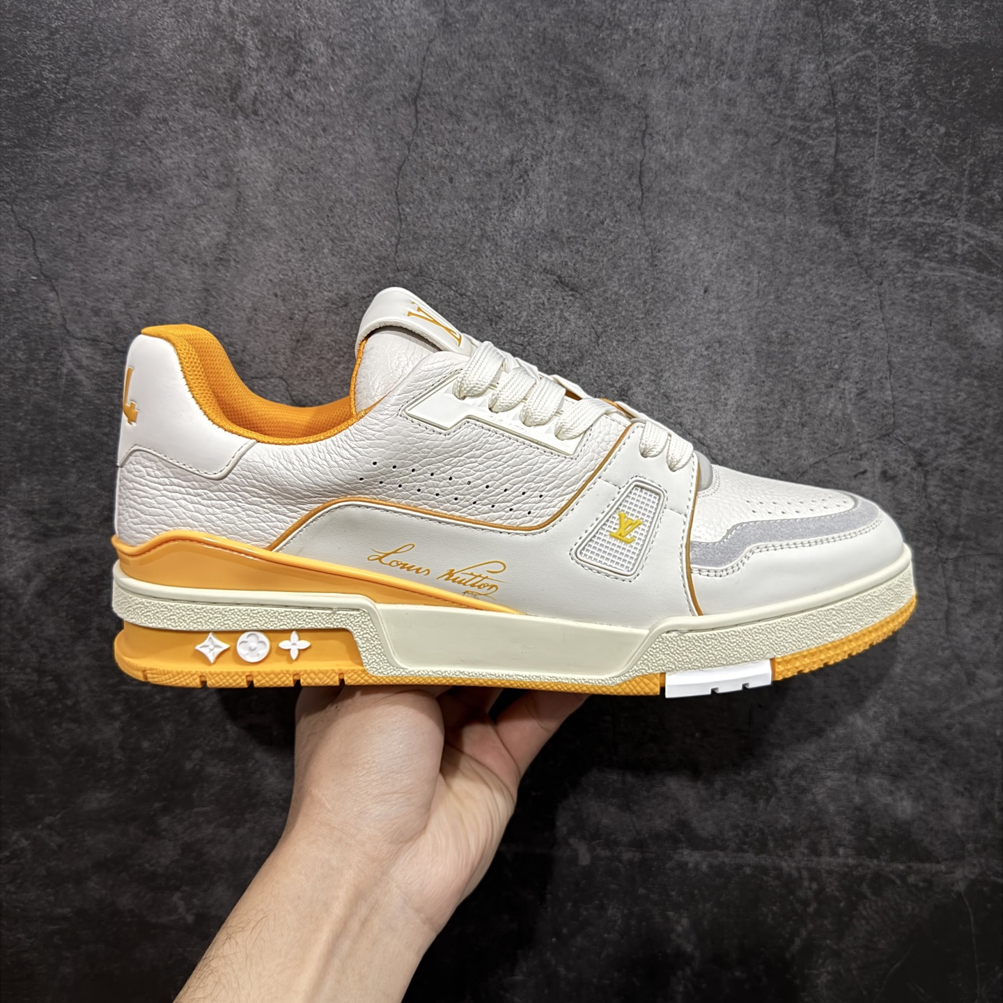 【YS纯原】广奢高端货 LOUIS VUITTON 路易威登 LV Trainer 休闲板鞋 ✦ 原楦原纸版开模，鞋型立体饱满 ✦ 零毛边、零溢胶、零线头瑕疵 ✦ 细节与原版一致 区分市面通货 ✦ 多层叠片＋电脑针车，针距密度一致 ✦ Monogram浮雕＋3D高频压纹 ✦ 多密度发泡中底：支撑回弹媲美专柜 ✦ 原装橡胶大底：含胶量高、纹路深、双拼接零偏差 ✦ ZP级原装包装：专柜款鞋盒＋防尘袋＋说明书 尺码：35-45-选品中心