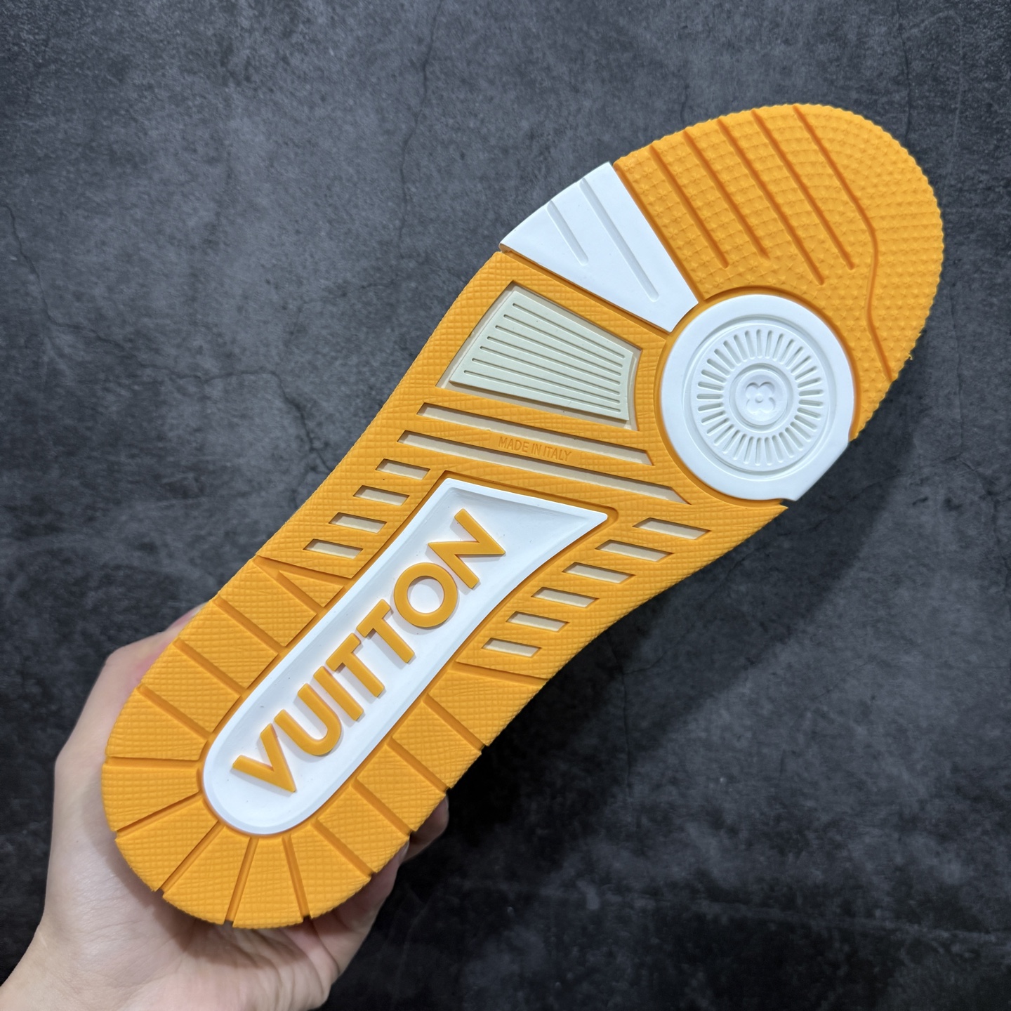 图片[9]-【YS纯原】广奢高端货 LOUIS VUITTON 路易威登 LV Trainer 休闲板鞋 ✦ 原楦原纸版开模，鞋型立体饱满 ✦ 零毛边、零溢胶、零线头瑕疵 ✦ 细节与原版一致 区分市面通货 ✦ 多层叠片＋电脑针车，针距密度一致 ✦ Monogram浮雕＋3D高频压纹 ✦ 多密度发泡中底：支撑回弹媲美专柜 ✦ 原装橡胶大底：含胶量高、纹路深、双拼接零偏差 ✦ ZP级原装包装：专柜款鞋盒＋防尘袋＋说明书 尺码：35-45-选品中心