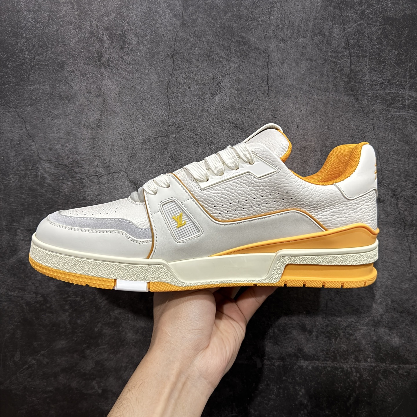 图片[2]-【YS纯原】广奢高端货 LOUIS VUITTON 路易威登 LV Trainer 休闲板鞋 ✦ 原楦原纸版开模，鞋型立体饱满 ✦ 零毛边、零溢胶、零线头瑕疵 ✦ 细节与原版一致 区分市面通货 ✦ 多层叠片＋电脑针车，针距密度一致 ✦ Monogram浮雕＋3D高频压纹 ✦ 多密度发泡中底：支撑回弹媲美专柜 ✦ 原装橡胶大底：含胶量高、纹路深、双拼接零偏差 ✦ ZP级原装包装：专柜款鞋盒＋防尘袋＋说明书 尺码：35-45-选品中心