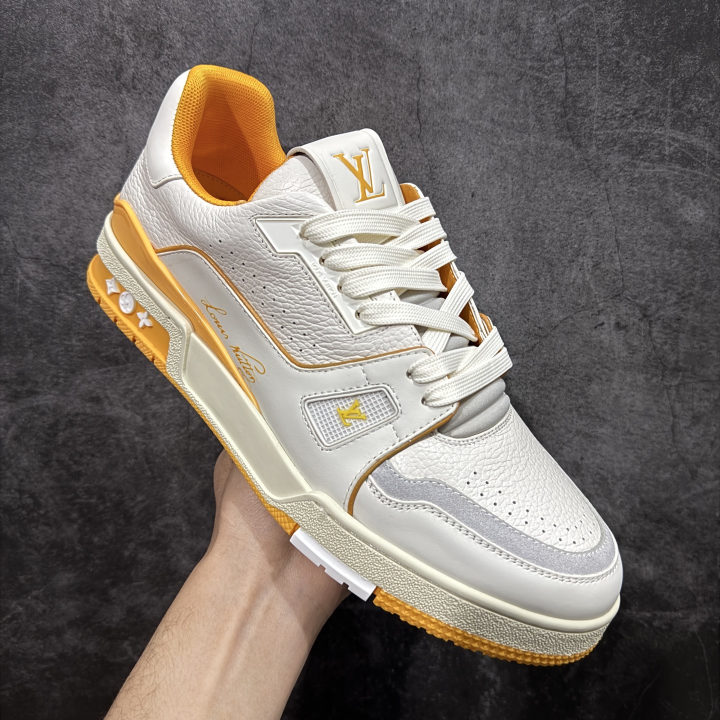 图片[3]-【YS纯原】广奢高端货 LOUIS VUITTON 路易威登 LV Trainer 休闲板鞋 ✦ 原楦原纸版开模，鞋型立体饱满 ✦ 零毛边、零溢胶、零线头瑕疵 ✦ 细节与原版一致 区分市面通货 ✦ 多层叠片＋电脑针车，针距密度一致 ✦ Monogram浮雕＋3D高频压纹 ✦ 多密度发泡中底：支撑回弹媲美专柜 ✦ 原装橡胶大底：含胶量高、纹路深、双拼接零偏差 ✦ ZP级原装包装：专柜款鞋盒＋防尘袋＋说明书 尺码：35-45-选品中心