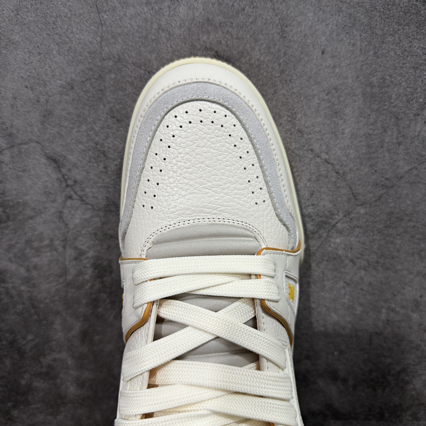 图片[5]-【YS纯原】广奢高端货 LOUIS VUITTON 路易威登 LV Trainer 休闲板鞋 ✦ 原楦原纸版开模，鞋型立体饱满 ✦ 零毛边、零溢胶、零线头瑕疵 ✦ 细节与原版一致 区分市面通货 ✦ 多层叠片＋电脑针车，针距密度一致 ✦ Monogram浮雕＋3D高频压纹 ✦ 多密度发泡中底：支撑回弹媲美专柜 ✦ 原装橡胶大底：含胶量高、纹路深、双拼接零偏差 ✦ ZP级原装包装：专柜款鞋盒＋防尘袋＋说明书 尺码：35-45-选品中心