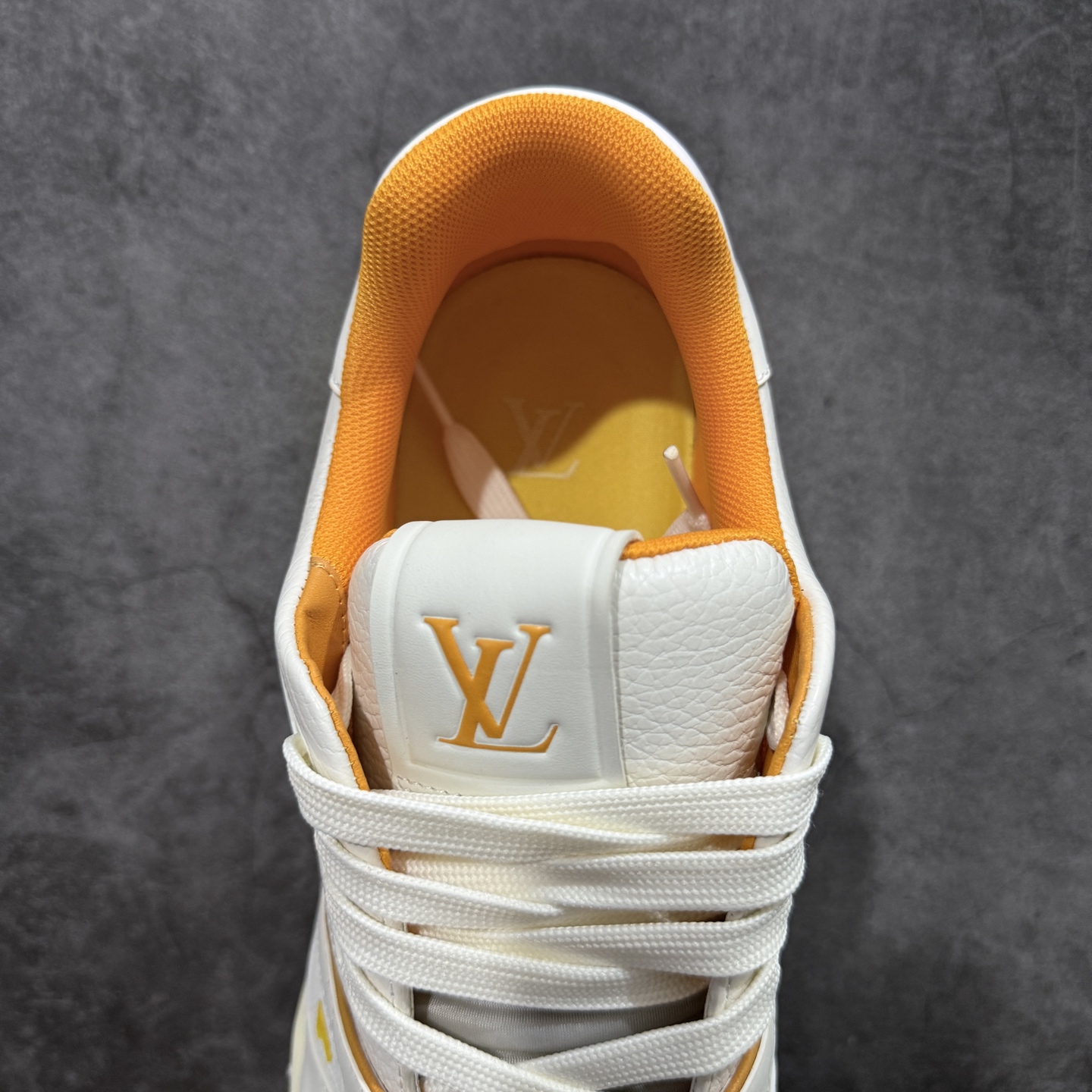 图片[8]-【YS纯原】广奢高端货 LOUIS VUITTON 路易威登 LV Trainer 休闲板鞋 ✦ 原楦原纸版开模，鞋型立体饱满 ✦ 零毛边、零溢胶、零线头瑕疵 ✦ 细节与原版一致 区分市面通货 ✦ 多层叠片＋电脑针车，针距密度一致 ✦ Monogram浮雕＋3D高频压纹 ✦ 多密度发泡中底：支撑回弹媲美专柜 ✦ 原装橡胶大底：含胶量高、纹路深、双拼接零偏差 ✦ ZP级原装包装：专柜款鞋盒＋防尘袋＋说明书 尺码：35-45-选品中心