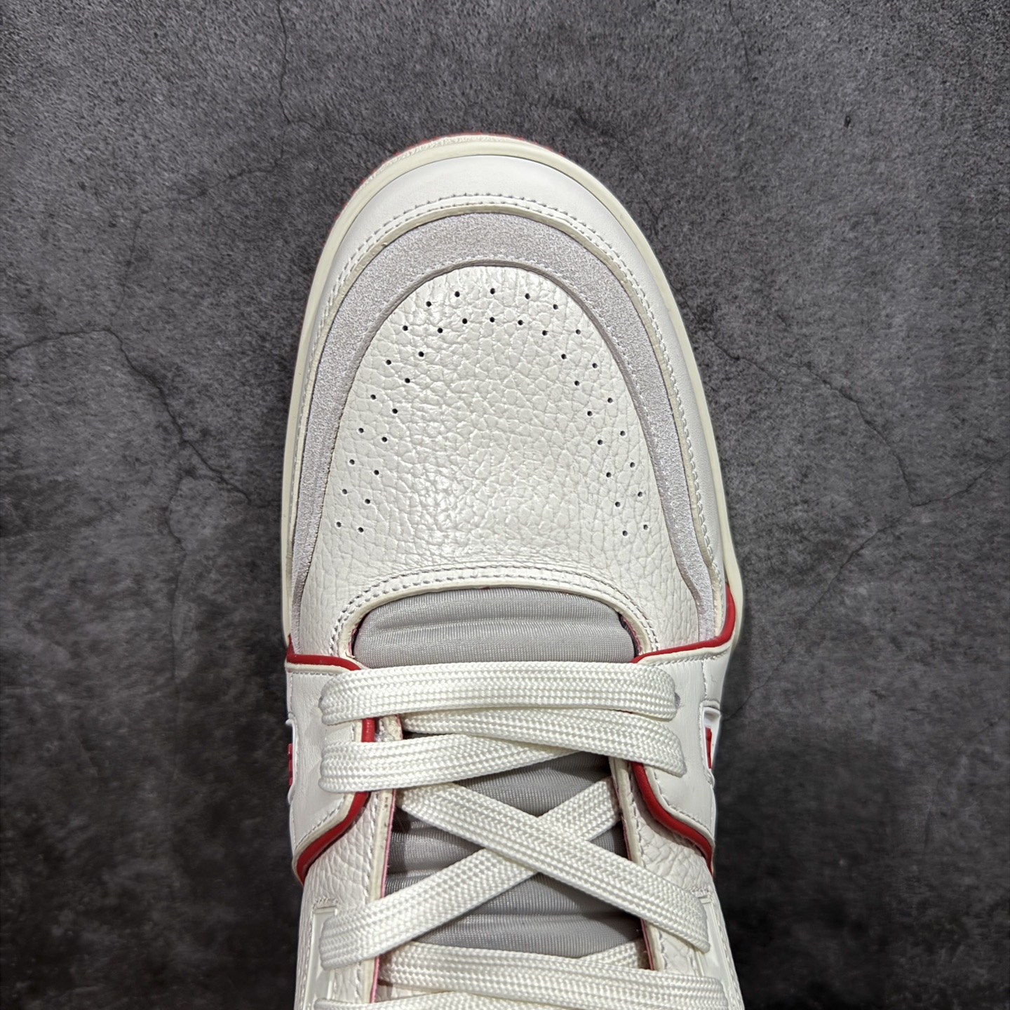 图片[5]-【YS纯原】广奢高端货 LOUIS VUITTON 路易威登 LV Trainer 休闲板鞋 ✦ 原楦原纸版开模，鞋型立体饱满 ✦ 零毛边、零溢胶、零线头瑕疵 ✦ 细节与原版一致 区分市面通货 ✦ 多层叠片＋电脑针车，针距密度一致 ✦ Monogram浮雕＋3D高频压纹 ✦ 多密度发泡中底：支撑回弹媲美专柜 ✦ 原装橡胶大底：含胶量高、纹路深、双拼接零偏差 ✦ ZP级原装包装：专柜款鞋盒＋防尘袋＋说明书 尺码：35-45-选品中心